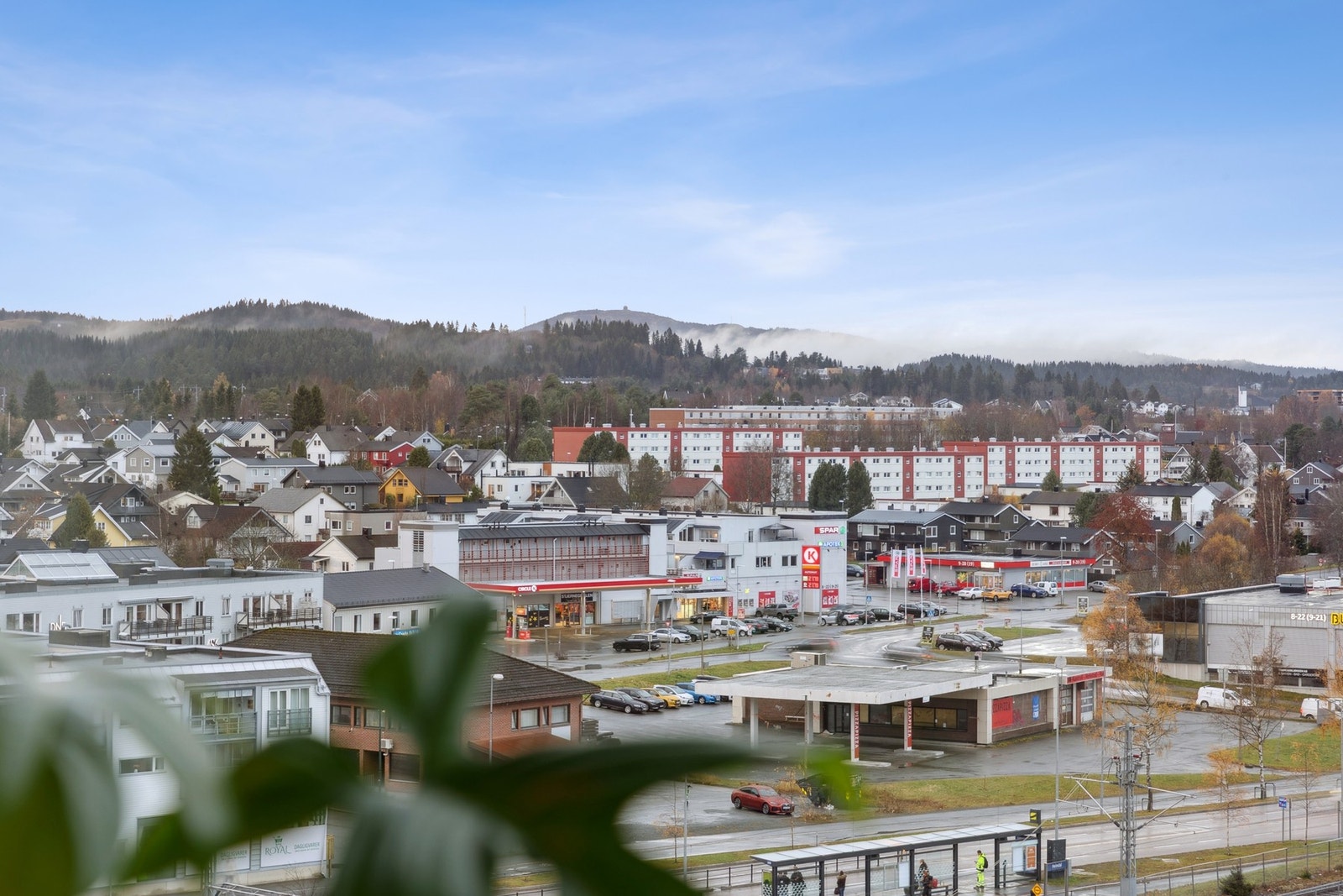 Området byr på gode rekreasjonsmuligheter med fine tur- og grøntområder like i nærheten, samt idrettsanlegg og treningssentre som EasyFit, Feel24, Heimdal stadion og Tillerhallen. Galleribilde
