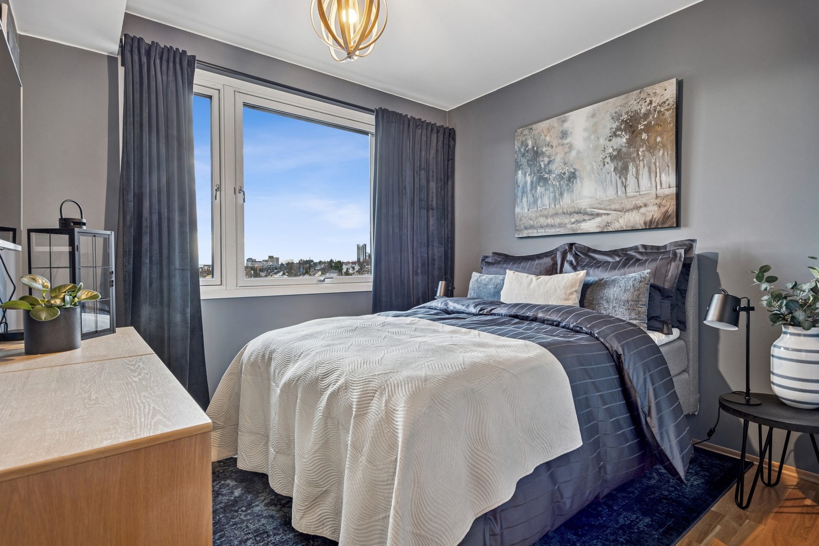 Stort og behagelig hovedsoverom på 14 kvm med plass til dobbeltseng og garderobe. Direkte tilknytning til privat bad og store vinduer som gir fint lys og luftig atmosfære Galleribilde