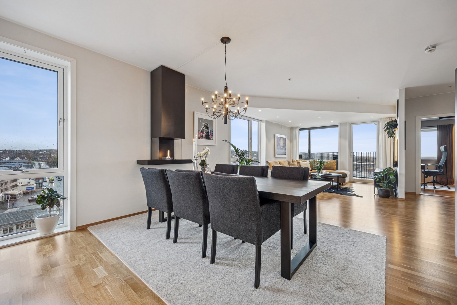 I tilknytning til kjøkkenet er det god plass til en romslig spisegruppe - et perfekt samlingspunkt i hverdagen. Galleribilde