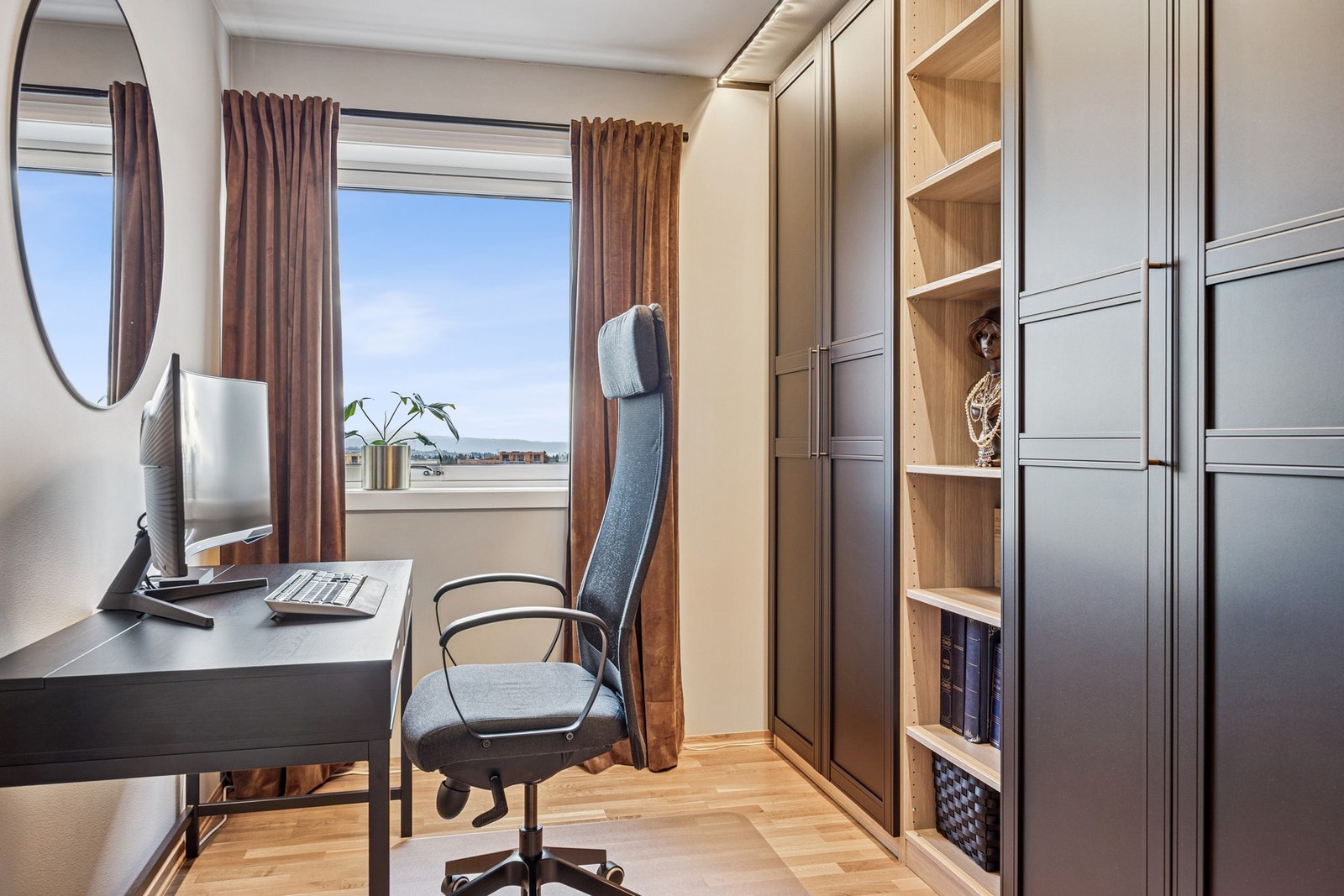 Soverom 2 på ca. 7,5 kvm har lyse og pene overflater, samt god plassutnyttelse med integrert garderobe og overlys som gir rommet en luftig følelse. Galleribilde