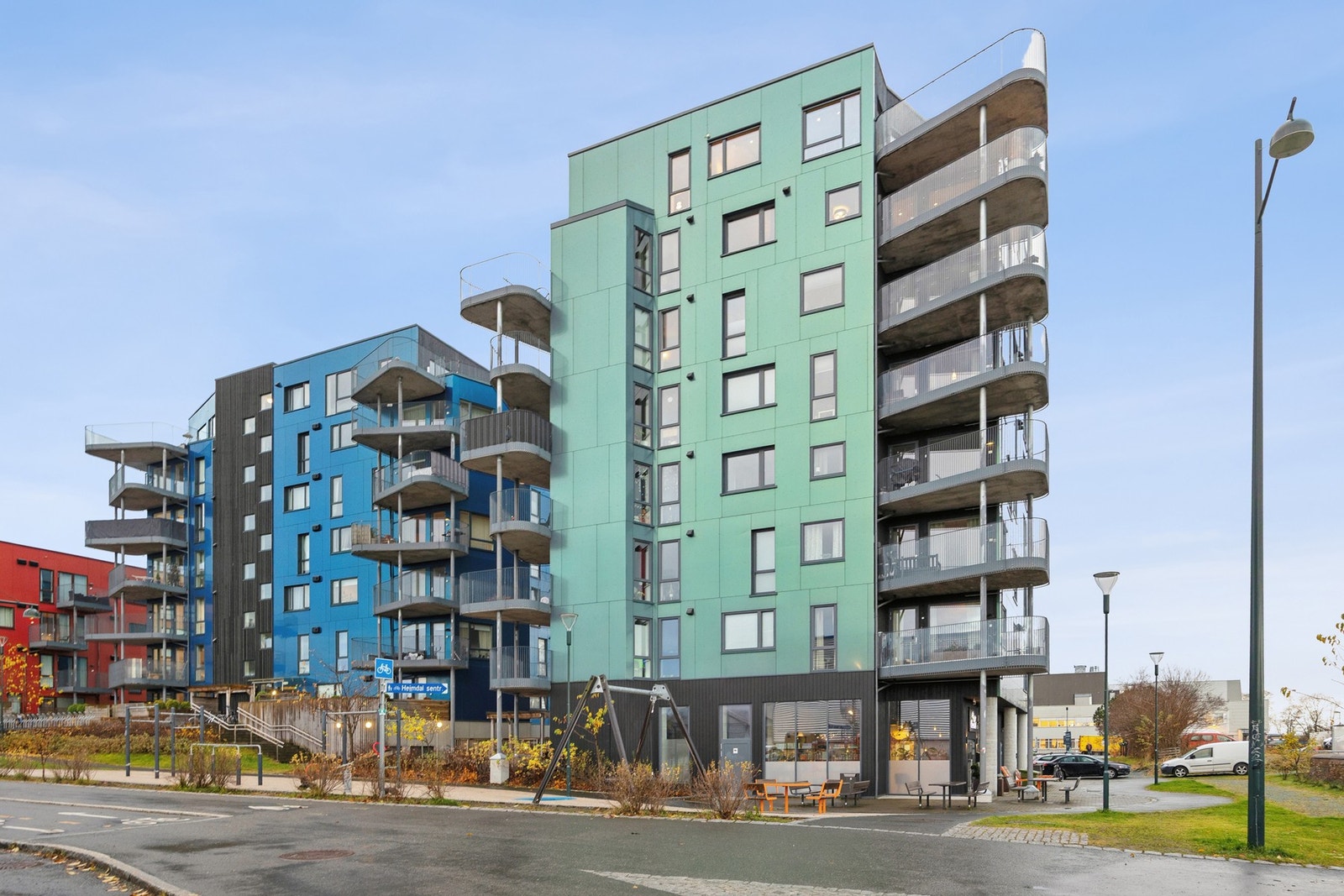 Fellesarealene er pent opparbeidet med asfalterte gangveier, grøntarealer, beplantning og lekeplass - et hyggelig og trygt uteområde som passer for både barnefamilier og voksne beboere. Galleribilde