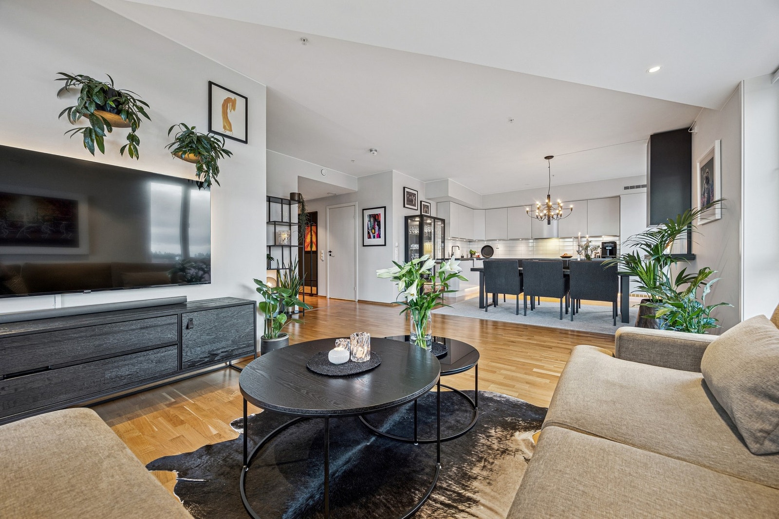 Lave og forutsigbare felleskostnader som dekker blant annet oppvarming, varmtvann, garasjeanlegg, felles vedlikehold og kabel-TV/internett. Galleribilde