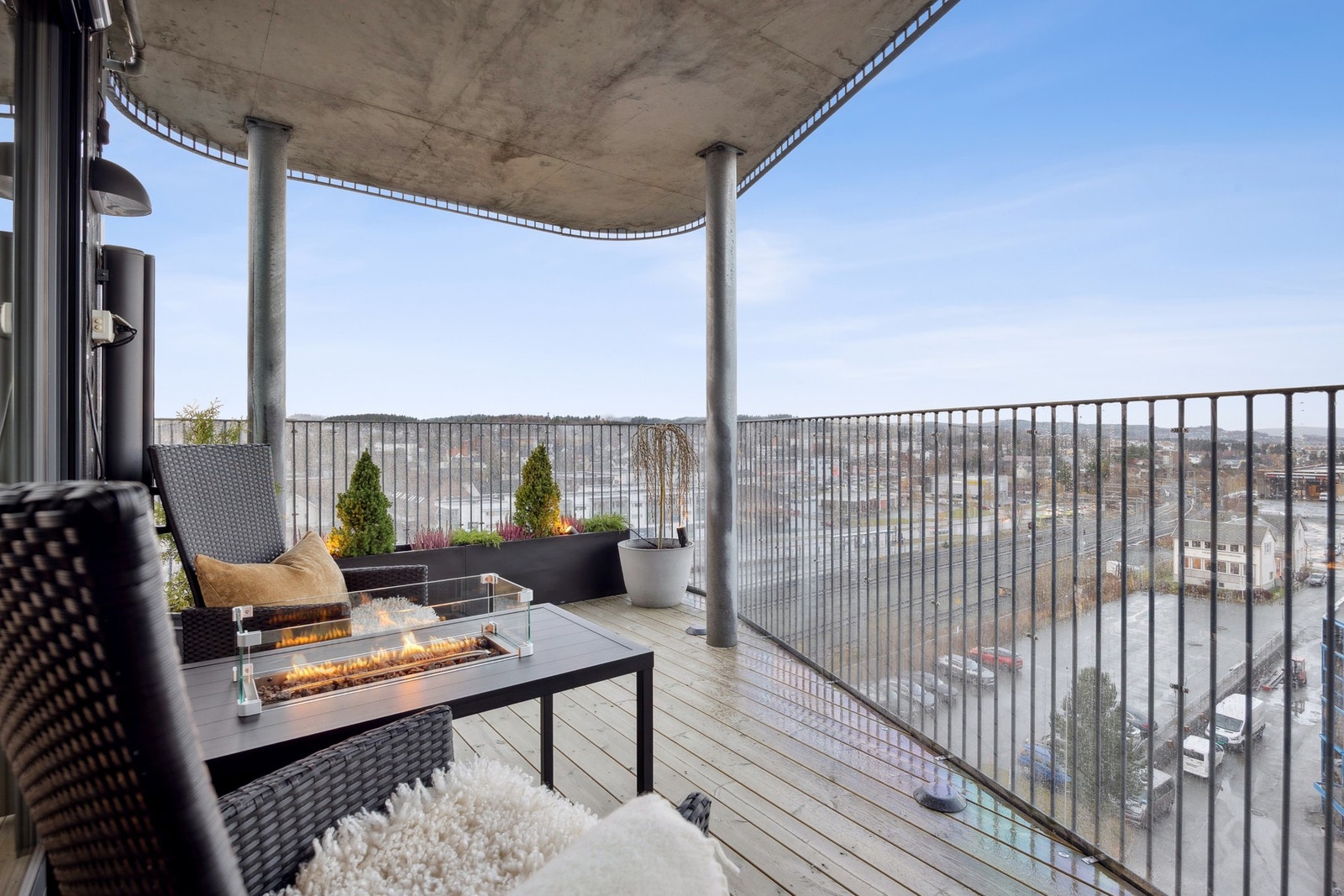 Balkongen har en usjenert og trivelig beliggenhet med lite innsyn, og fungerer som en naturlig forlengelse av oppholdsrommet. Galleribilde