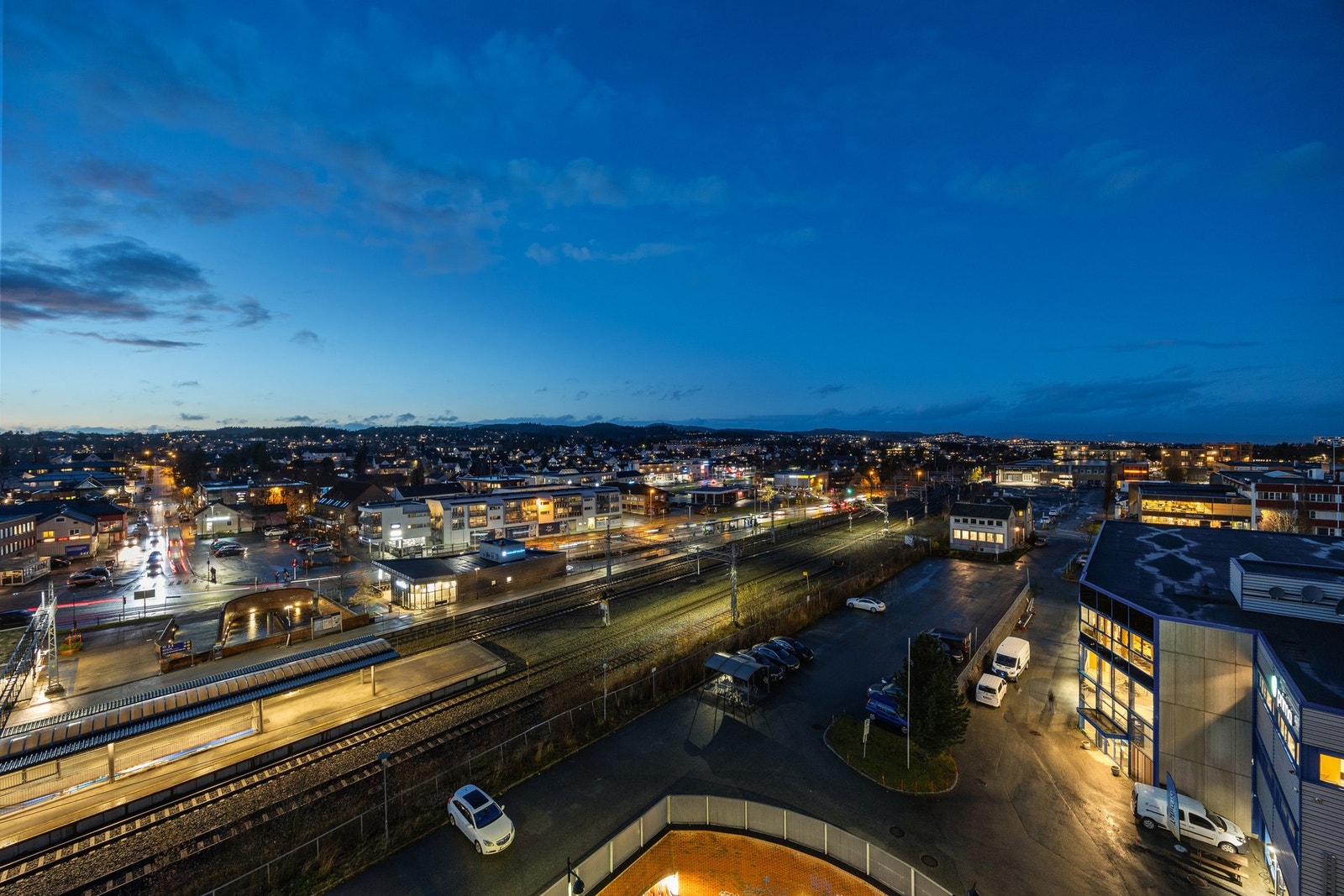 Leiligheten har en attraktiv og sentral beliggenhet på Heimdal, i et rolig og veletablert område med kort vei til alt du trenger i hverdagen. Galleribilde