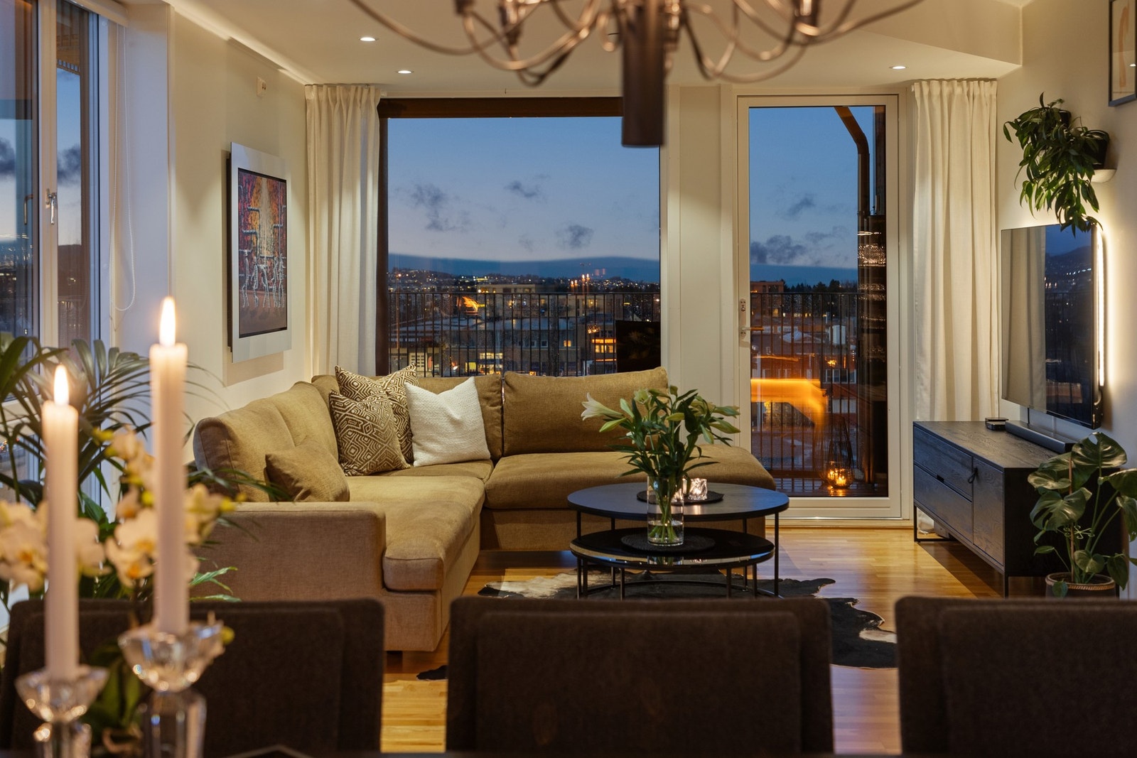 Leiligheten har store vindusflater som skaper en luftig og innbydende atmosfære. Galleribilde