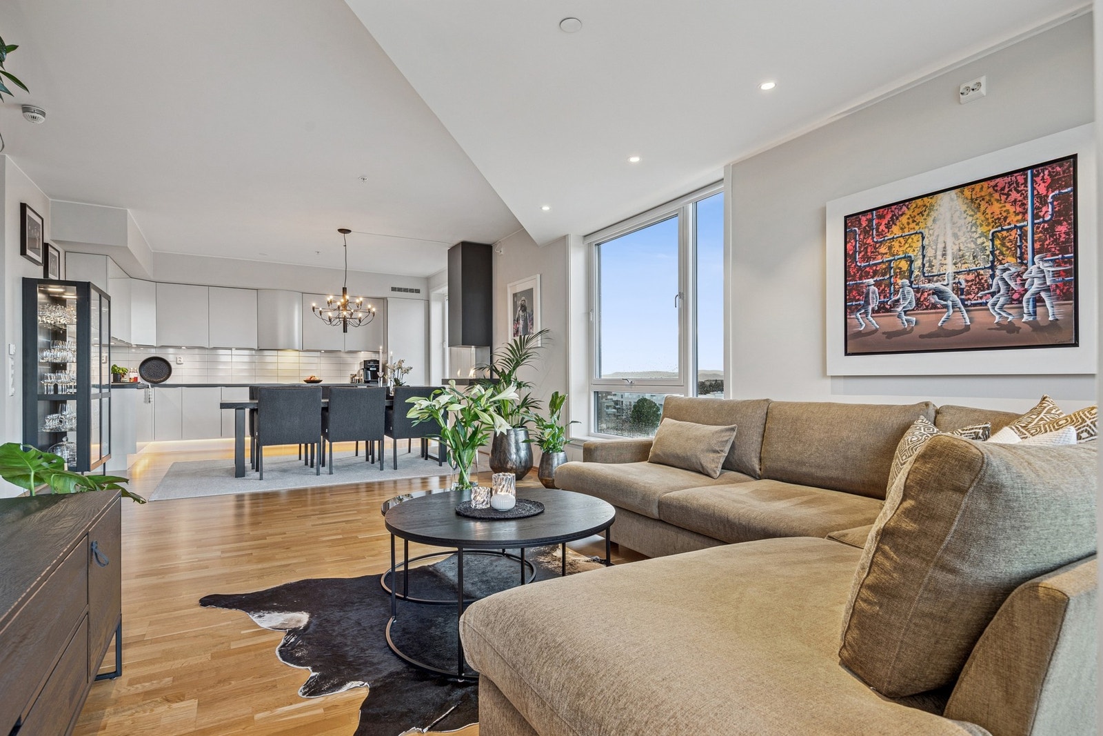 Leiligheten er på hele 92 kvm og består av entré/gang, bod, to romslige bad, stue/kjøkken og to soverom. Galleribilde