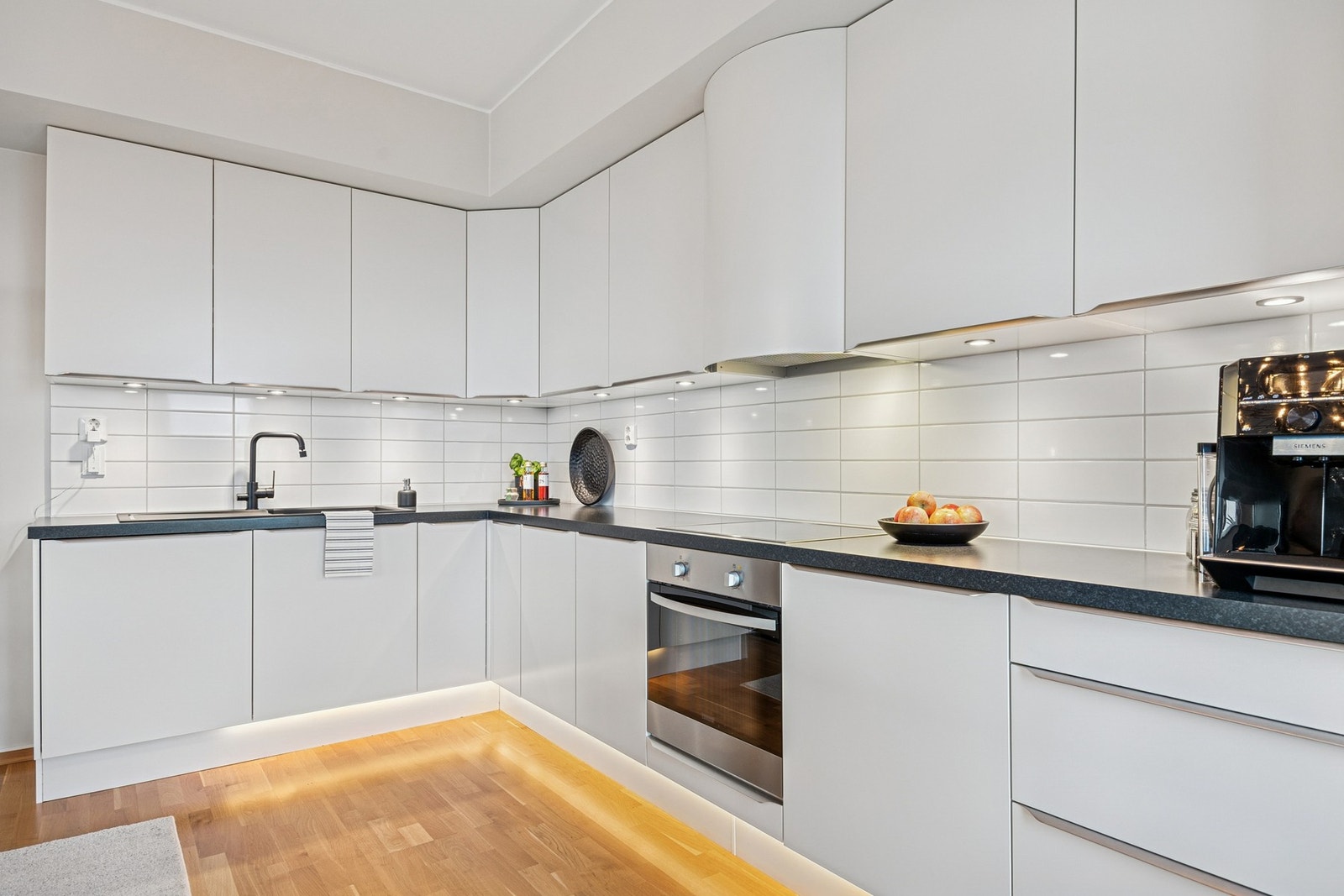 Kjøkkenet er godt utstyrt med integrerte hvitevarer som stekeovn, platetopp, oppvaskmaskin og kjøleskap med fryser. Galleribilde