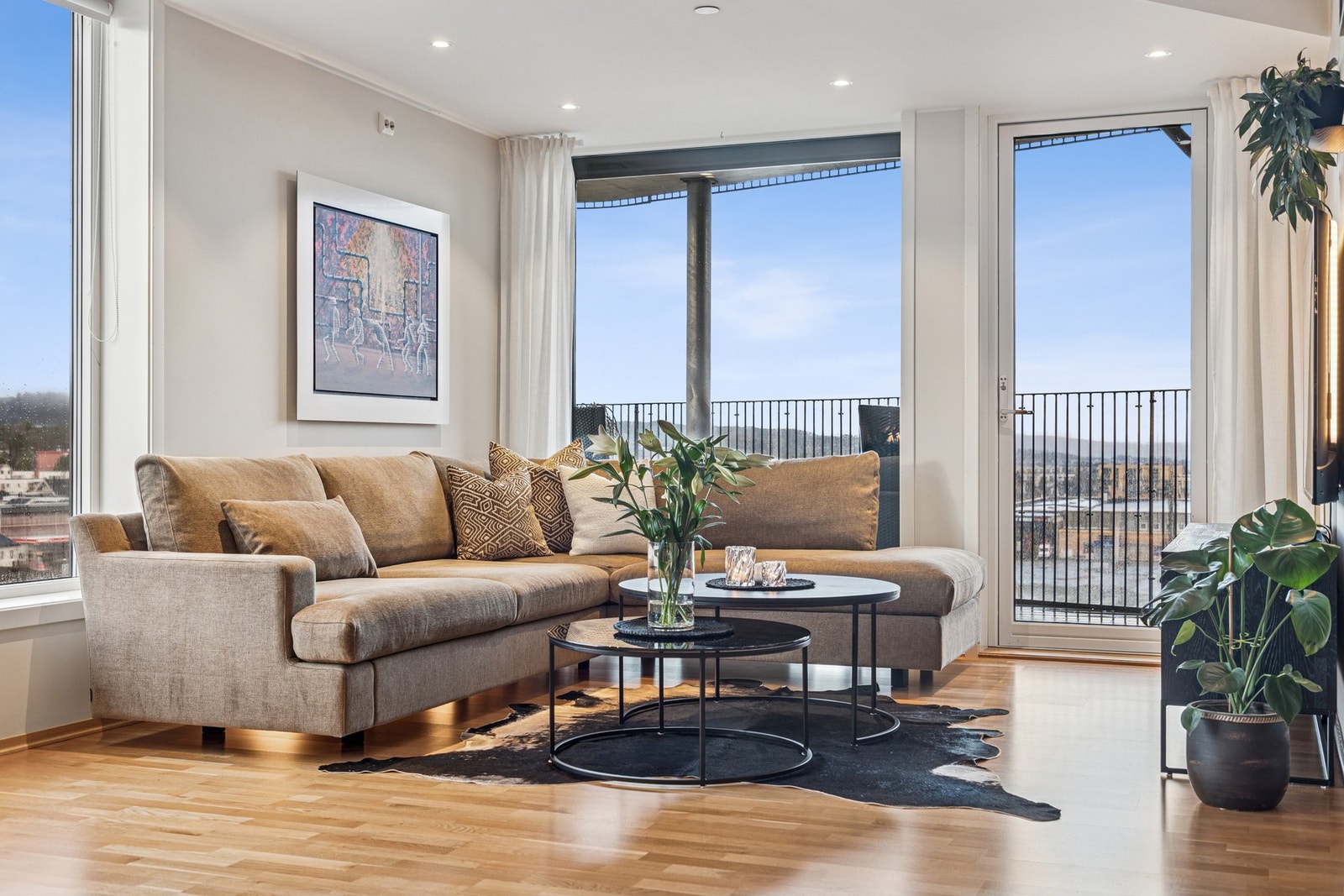 Alle oppholdsrom er utstyrt med vannbåren gulvvarme tilkoblet felles varmesentral, som gir en behagelig og jevn varme året rundt. Galleribilde