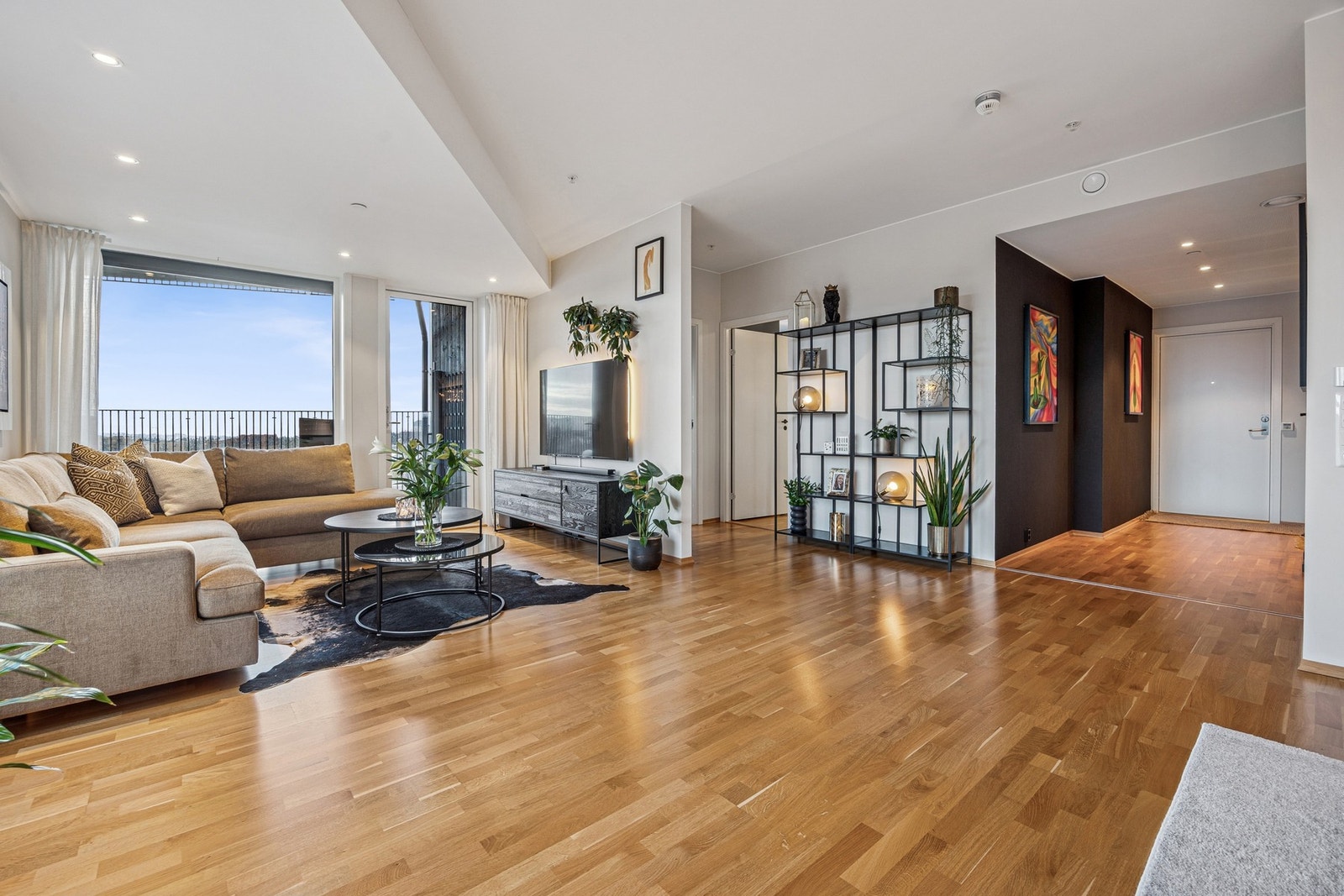 Den gode takhøyden og moderne spotbelysningen fremhever rommets åpne og delikate preg. Galleribilde