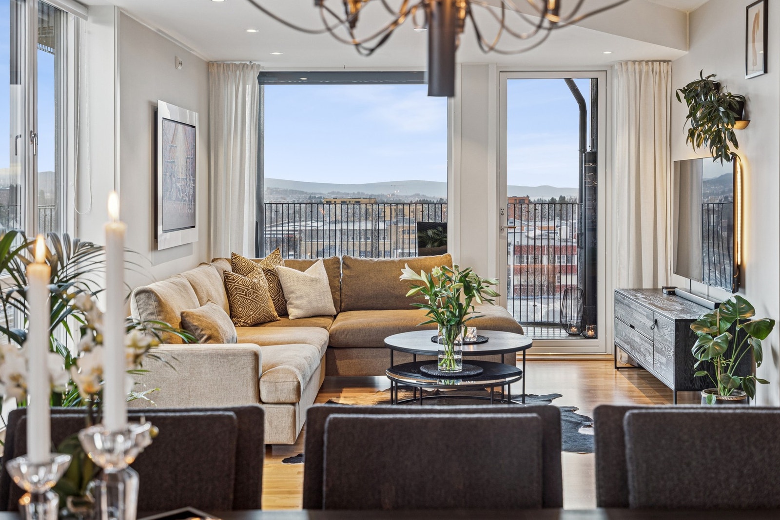 Leiligheten har et moderne og tidløst uttrykk med lyse overflater og parkett på alle oppholdsrom. Galleribilde