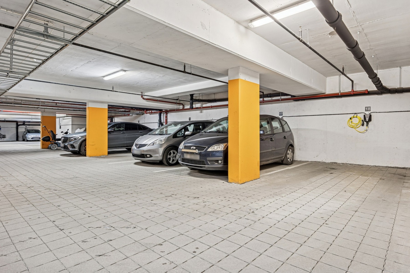 Leiligheten disponerer to parkeringsplasser i oppvarmet fellesgarasje, med direkte adkomst til etasjen via heis. Galleribilde