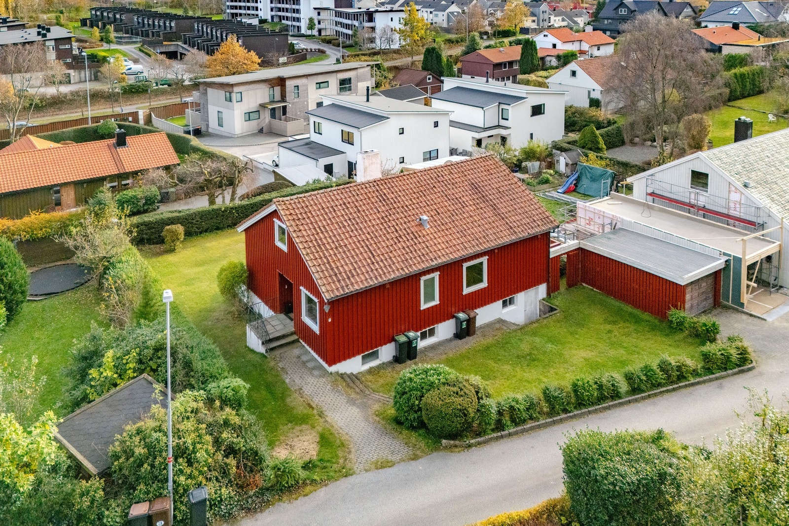 Inngangsparti og garasje Galleribilde