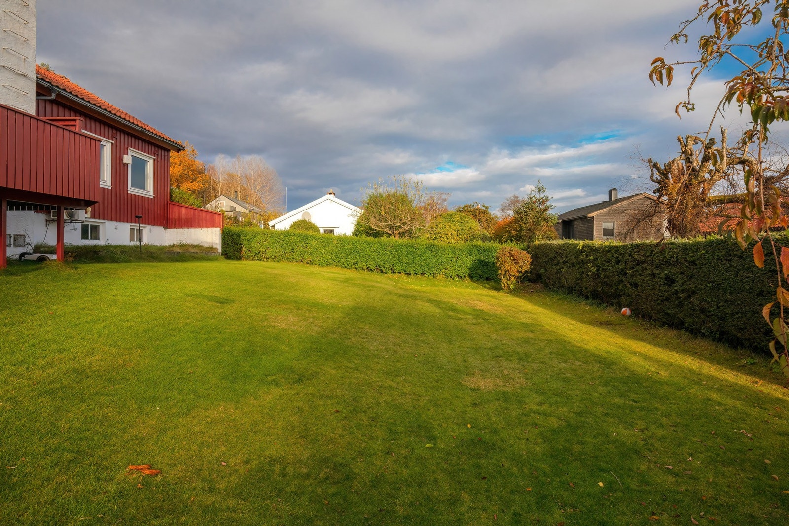 Eiendommen har stor hage - tomt på 707 kvm Galleribilde