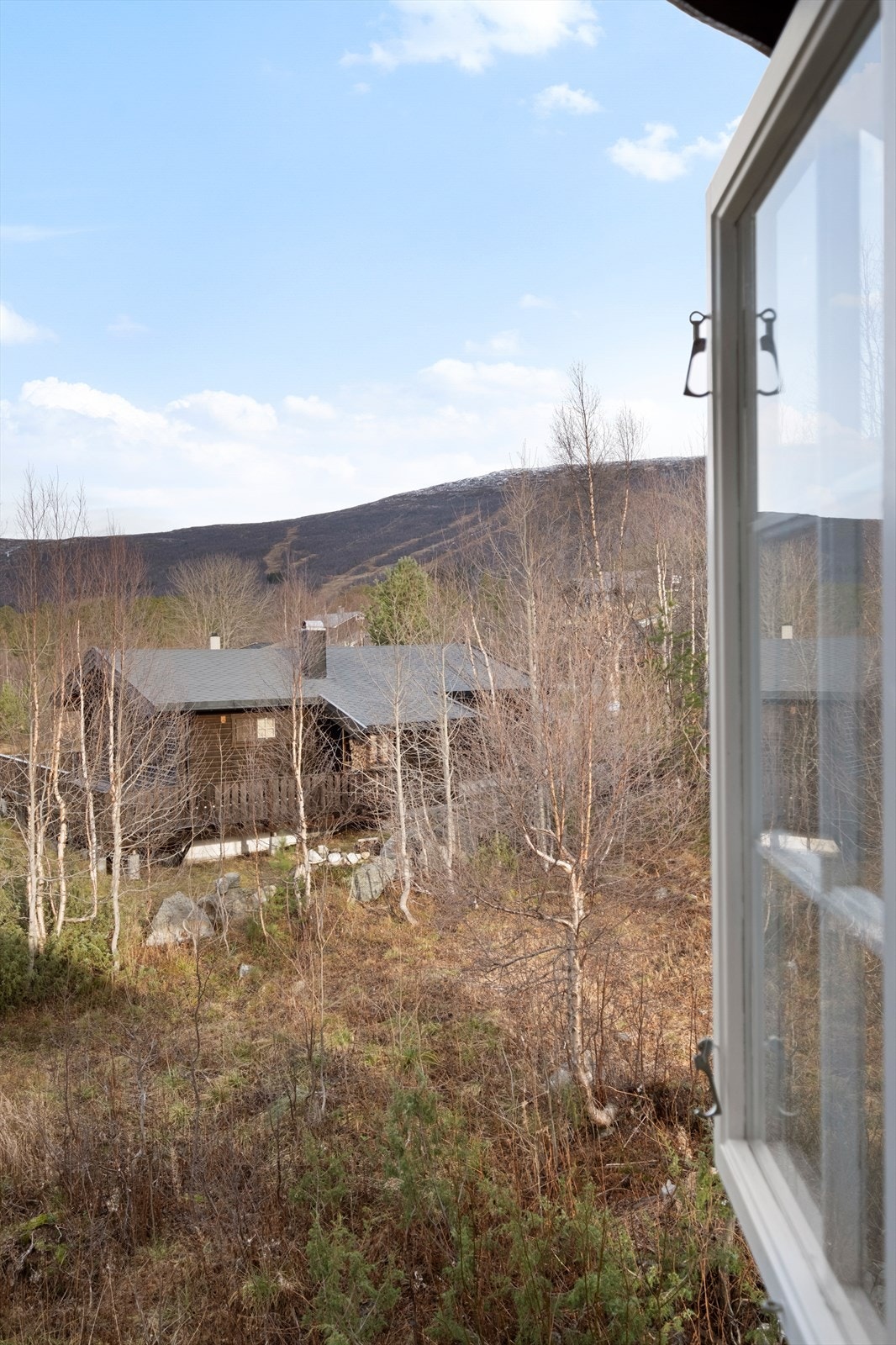 Fra soverommet har man utsikt mot Bjorli skisenter, som lyser vakkert opp på kveldstid i vintermånedene. Galleribilde
