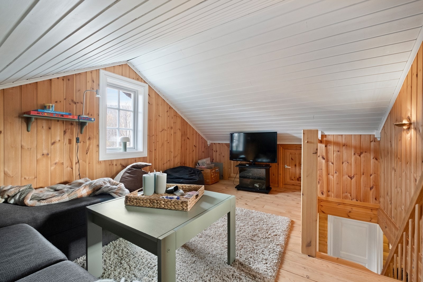 En trivelig hemsstue som gir barna sitt eget sted å leke, eller kan brukes som et hyggelig ekstra oppholdsrom. Galleribilde