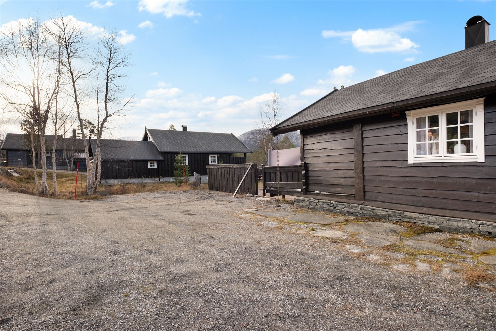 Tomta har gruset adkomstvei og parkeringsareal. Galleribilde