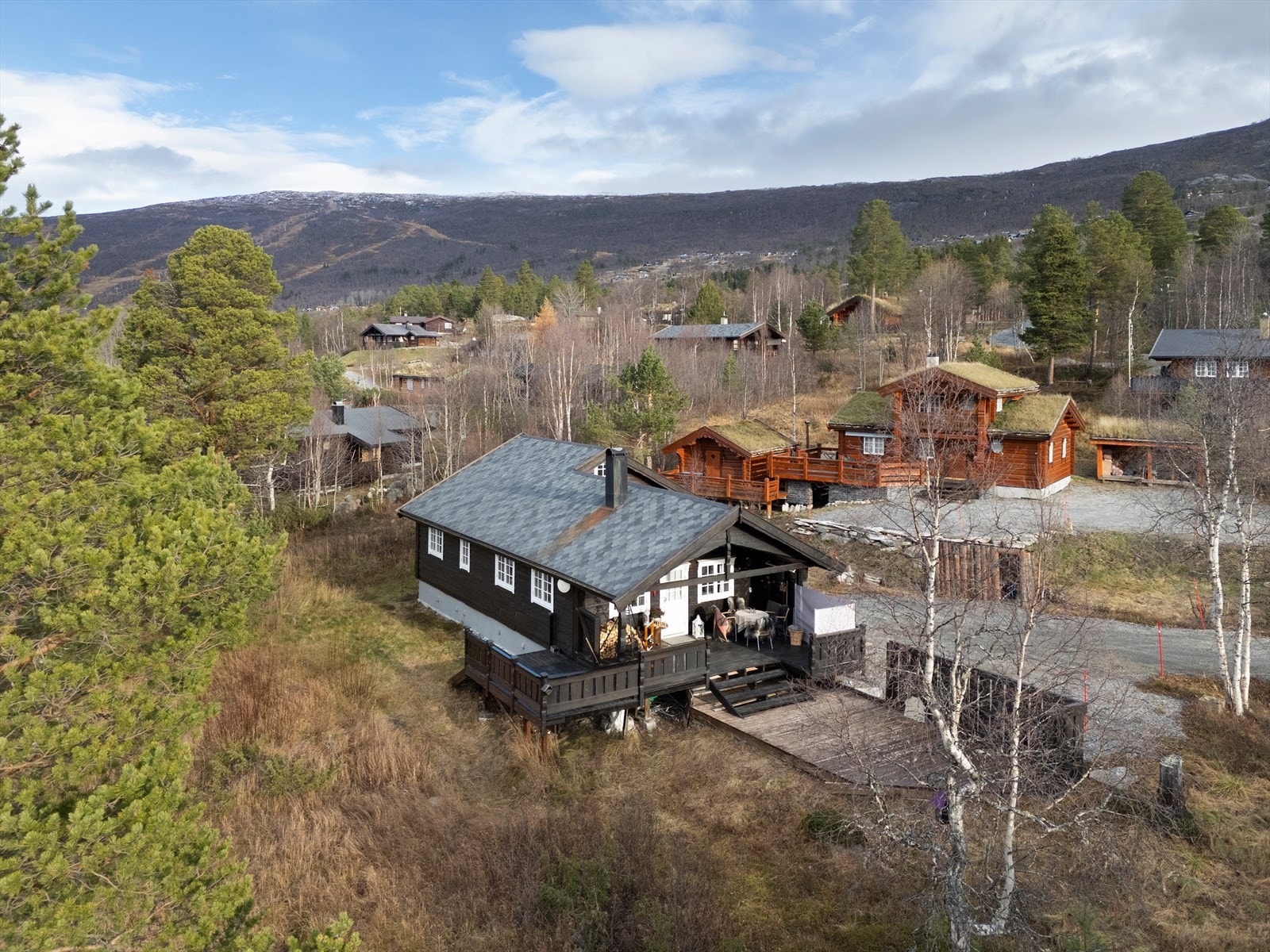 Bjorli ligger omtrent midt mellom Dombås og Åndalsnes, vakkert plassert ved foten av tre nasjonalparker. Galleribilde