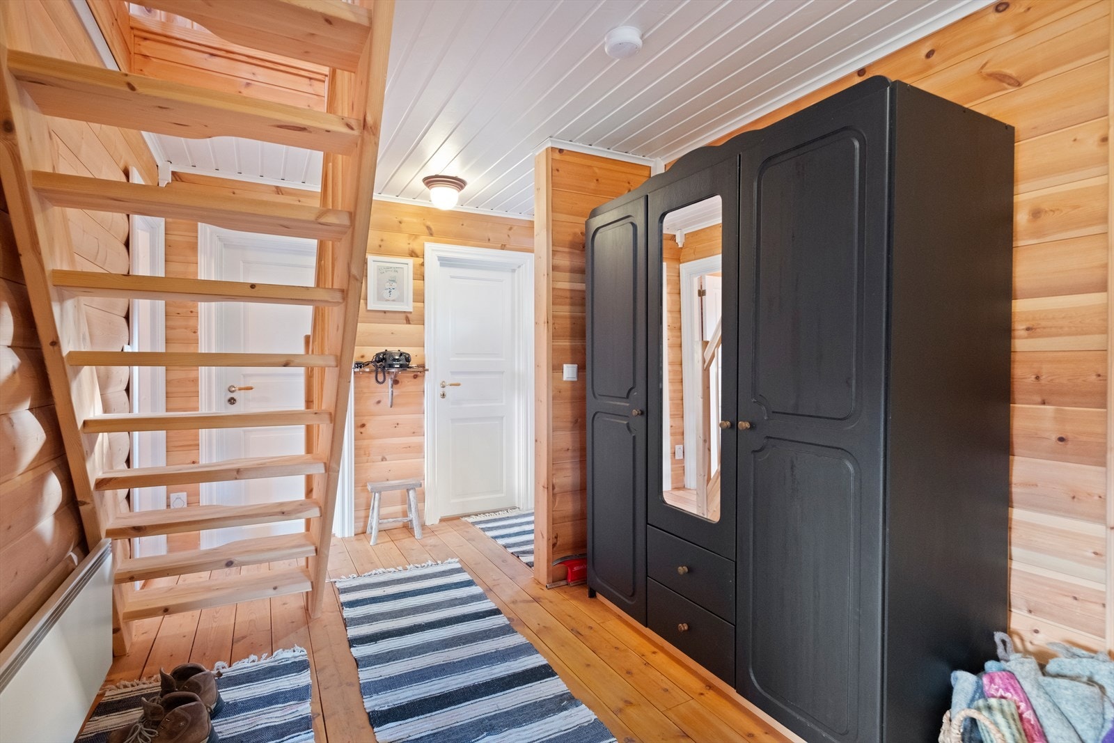 Romslig gang med gode oppbevaringsmuligheter i stort garderobeskap. Galleribilde