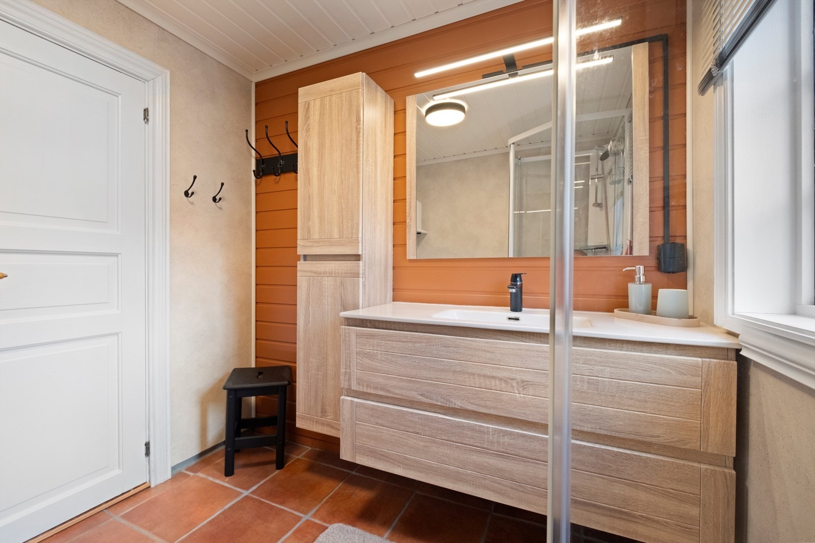 Badet ble noe oppusset i 2021, med nye baderomsplater og innredning fra 2021. Galleribilde