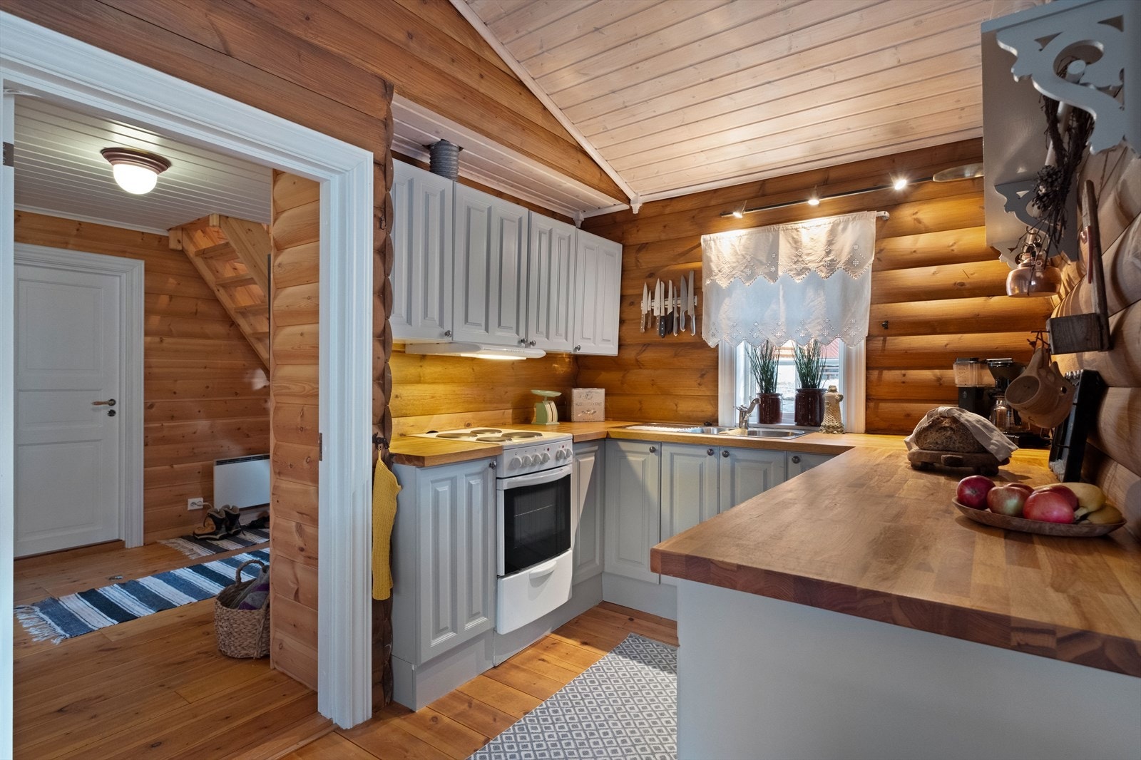 Lys kjøkkeninnredning med malte profilerte fronter. Galleribilde