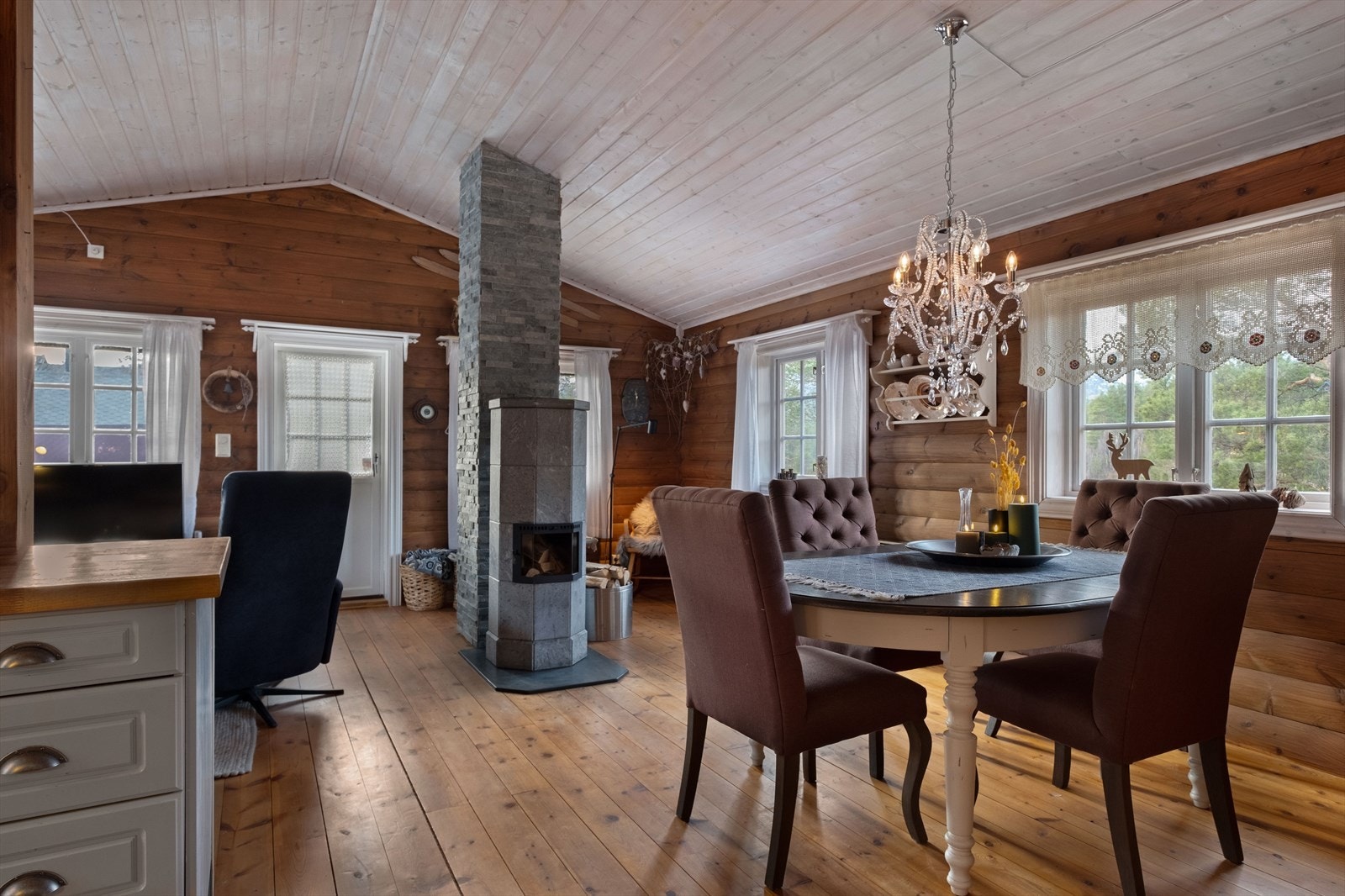 På stuen er det god plass til stor spisegruppe. Galleribilde