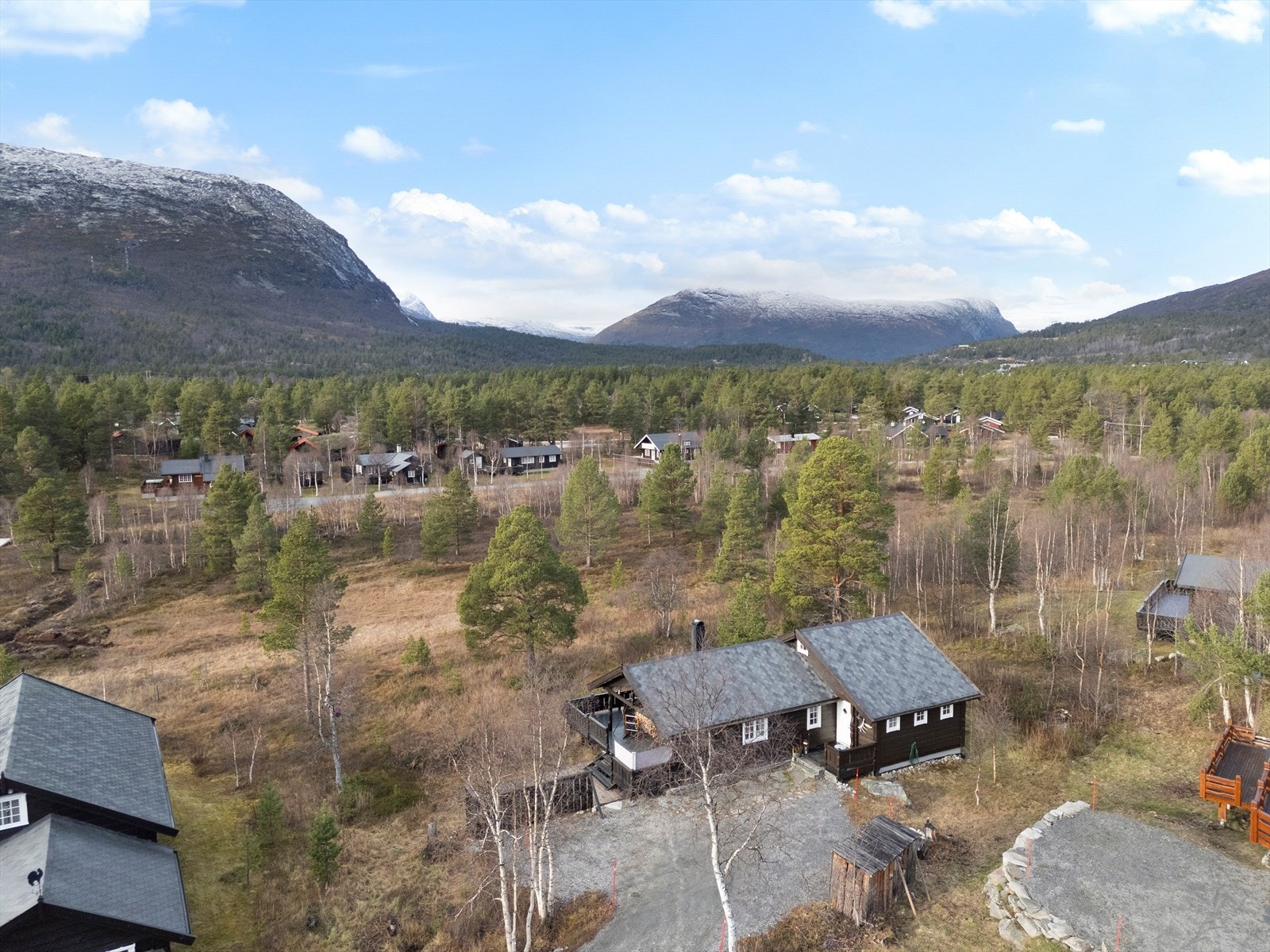 Bjorli er en snøsikker vinterdestinasjon med gode skimuligheter, og et trivelig sted å tilbringe sommerhalvåret med flotte naturopplevelser. Galleribilde