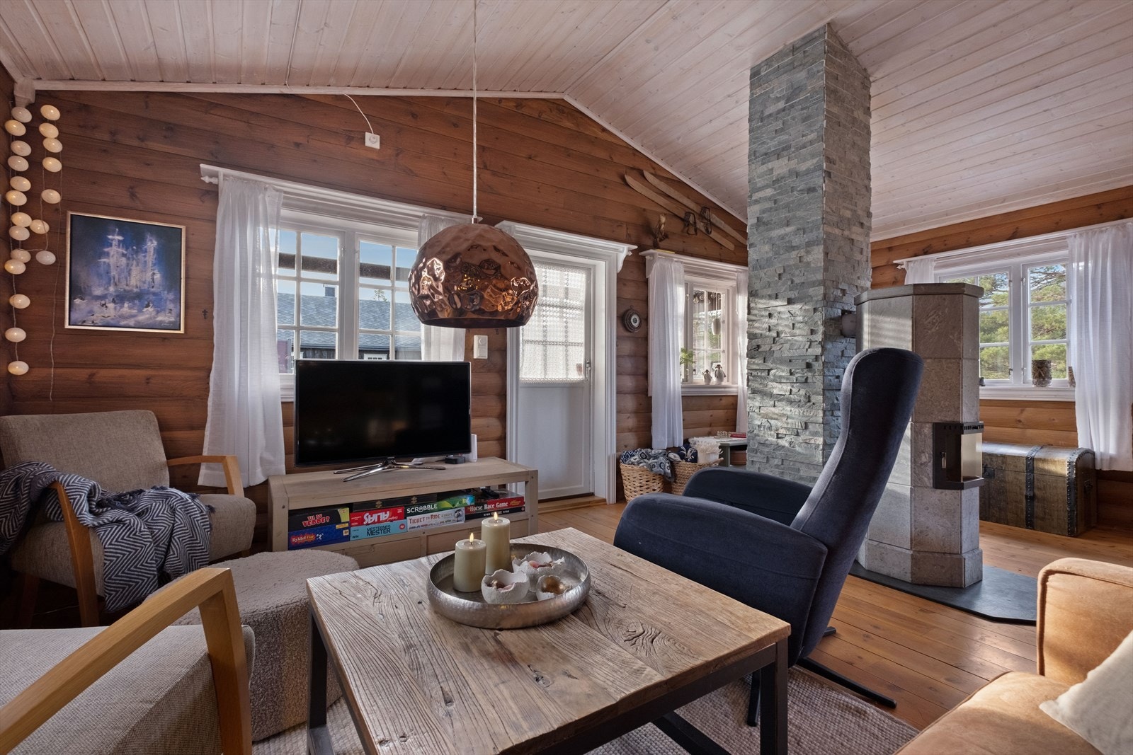 De store vindusflatene gir rikelig med naturlig lysinnslipp. Galleribilde