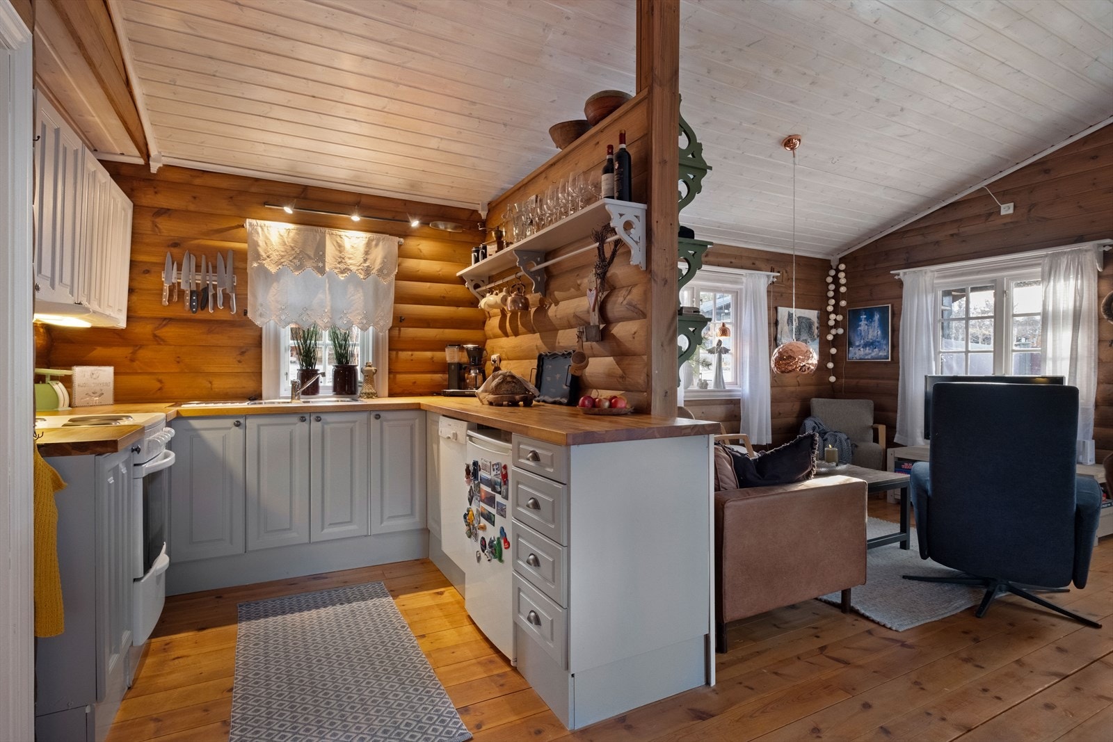 Kjøkkenet er utstyrt med kjøleskap, oppvaskmaskin og komfyr. Det er kjøkkenventilator med avtrekk ut. Galleribilde