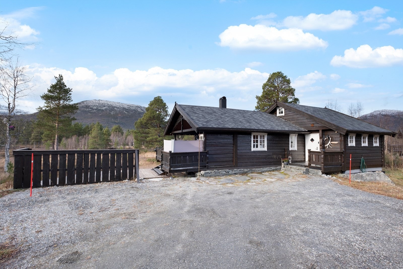 Det er gode parkeringsmuligheter på egen tomt. Galleribilde