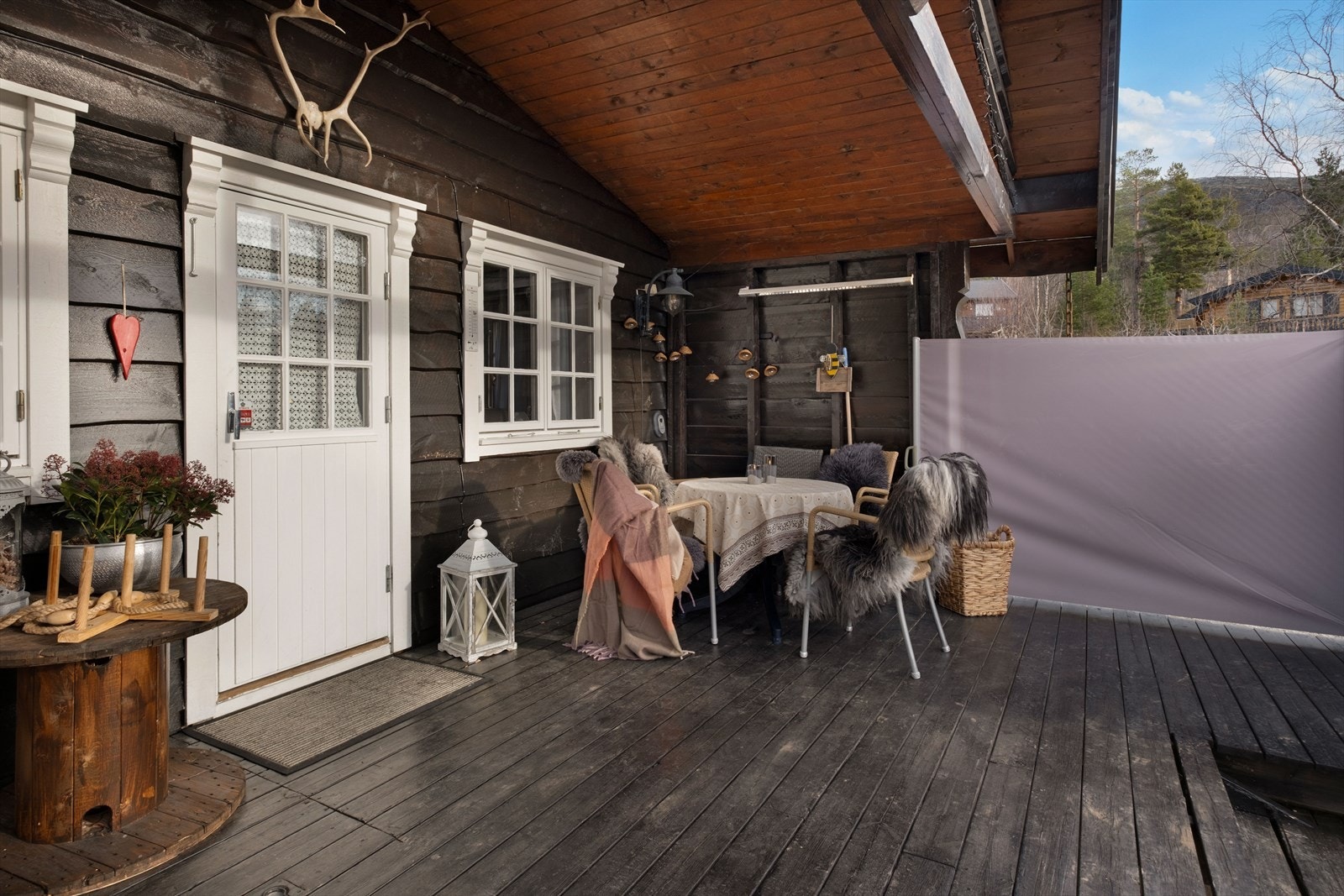 Uteplassen har overbygd terrasse med plass til sittegruppe, ideell for avslapning. Galleribilde