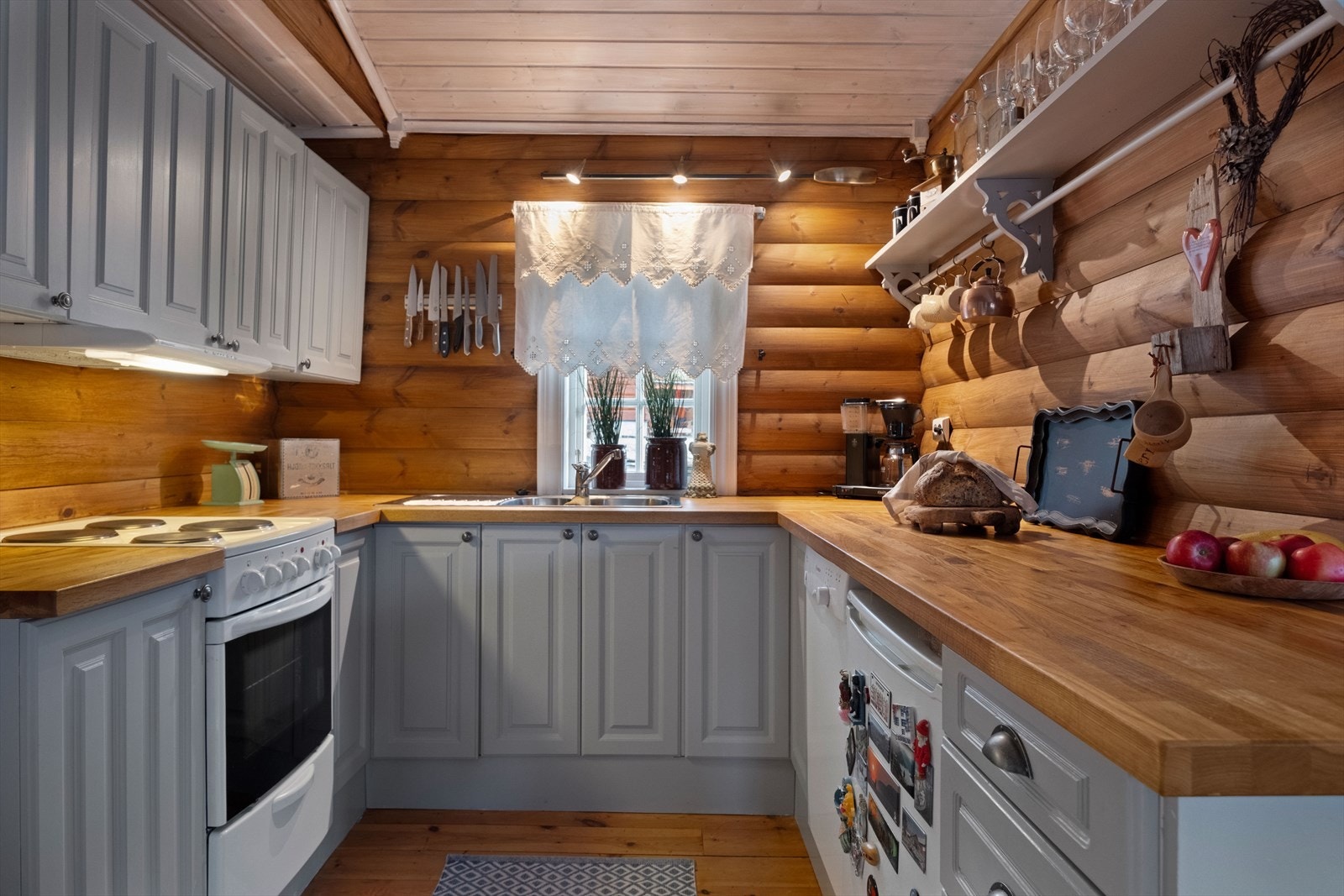 Kjøkkenet har en romslig benkeplate i heltre som gir god og praktisk arbeidsplass. Galleribilde