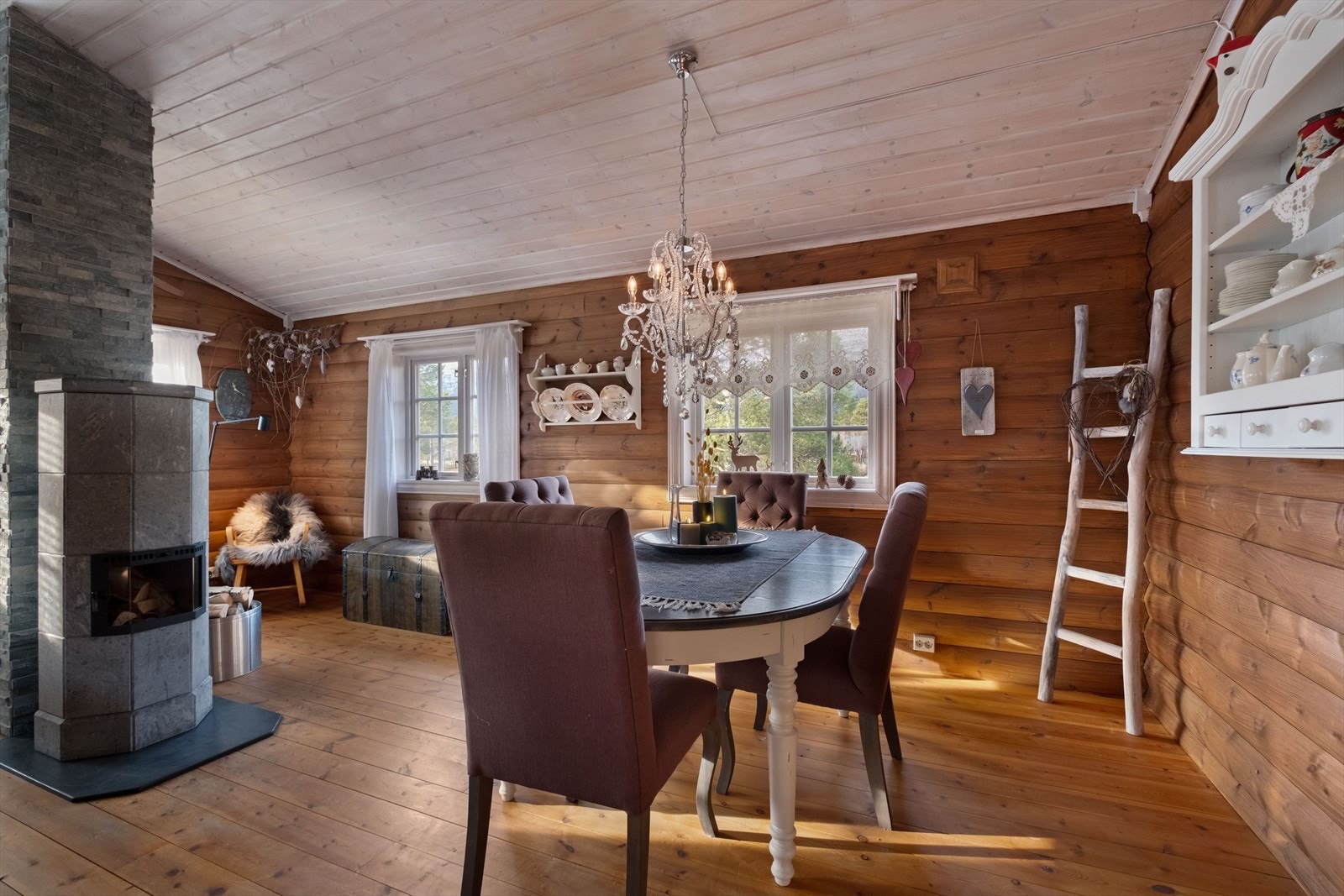 Lyst trepanel på veggene skaper en varm og innbydende atmosfære. Galleribilde