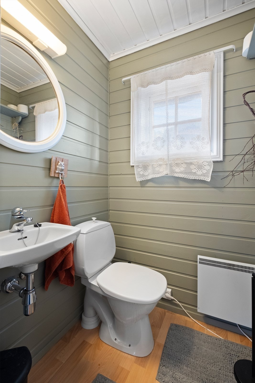 Rom innredet som toalettrom, men godkjent som bod. Rommet er utstyrt med toalett og servant. Galleribilde