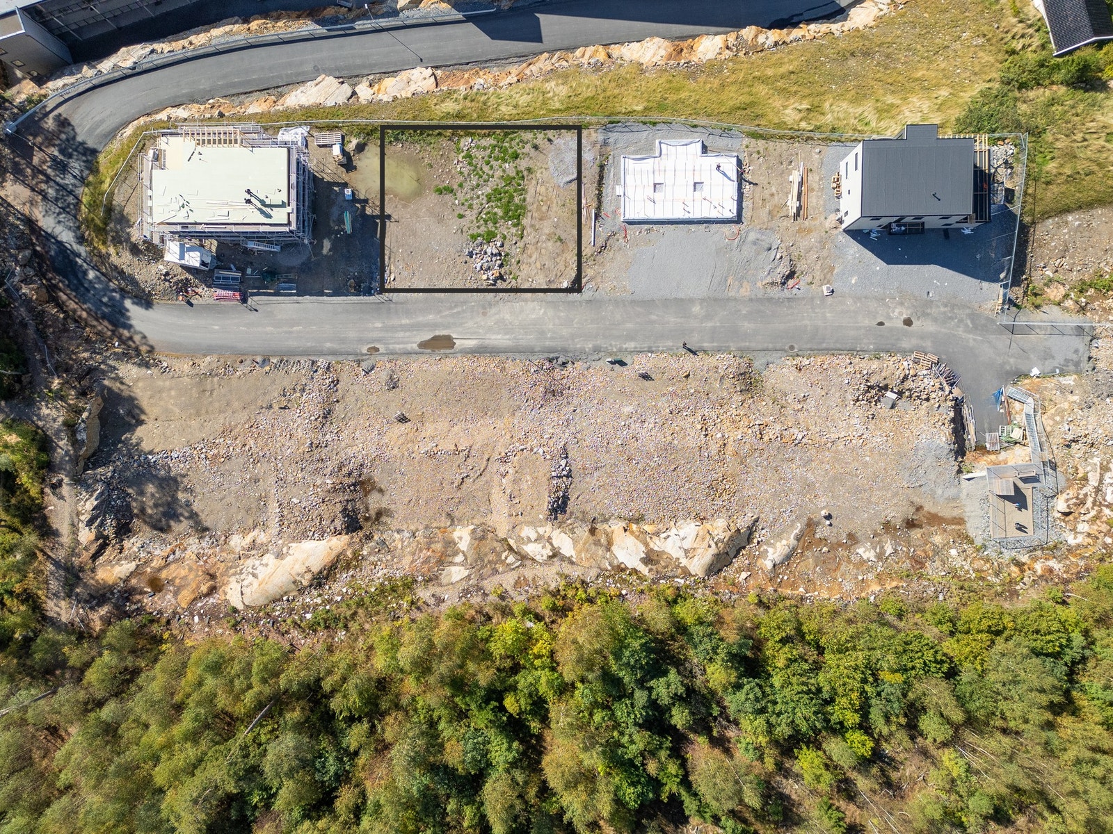 Linjene er kun stipulert av megler. Vedlagt kart har riktig tomtegrense. Galleribilde