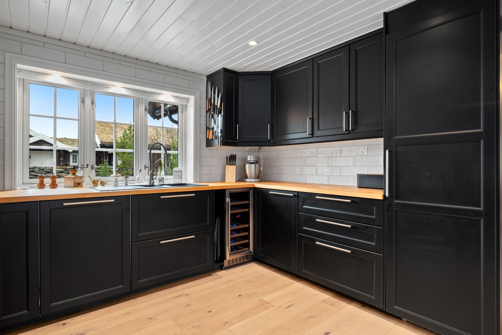 Integrert komfyr, kjøleskap og oppvaskmaskin samt vinskap. Galleribilde