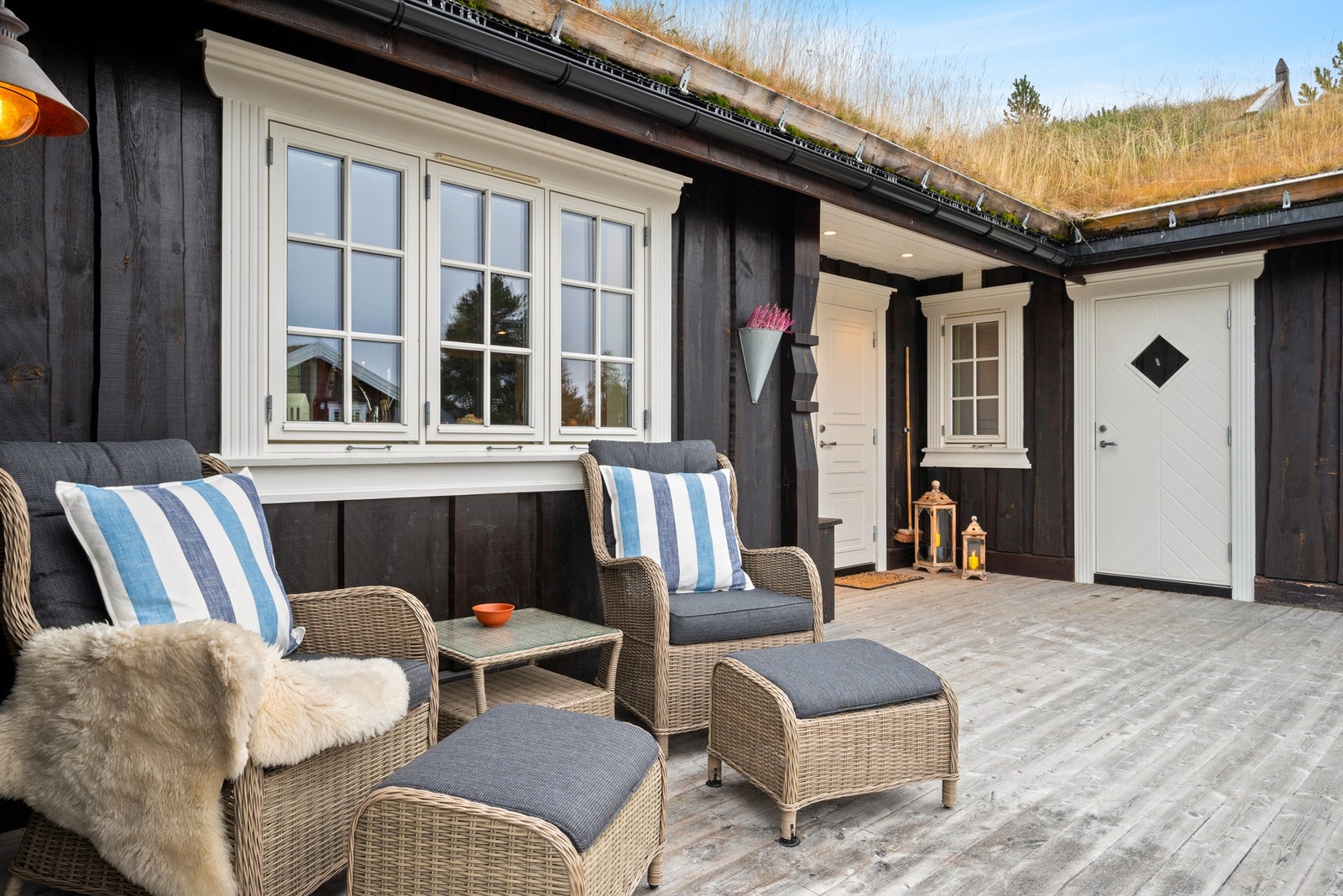 Hyggelig inngangsparti med terrasse på 17m². Galleribilde