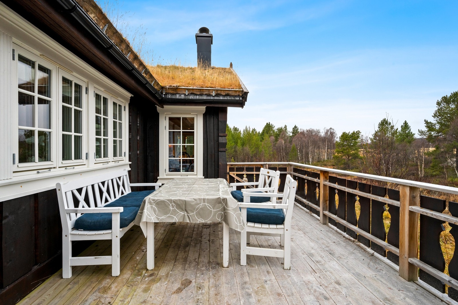 Fra spisestuen er det utgang til terrasse på 20 Galleribilde