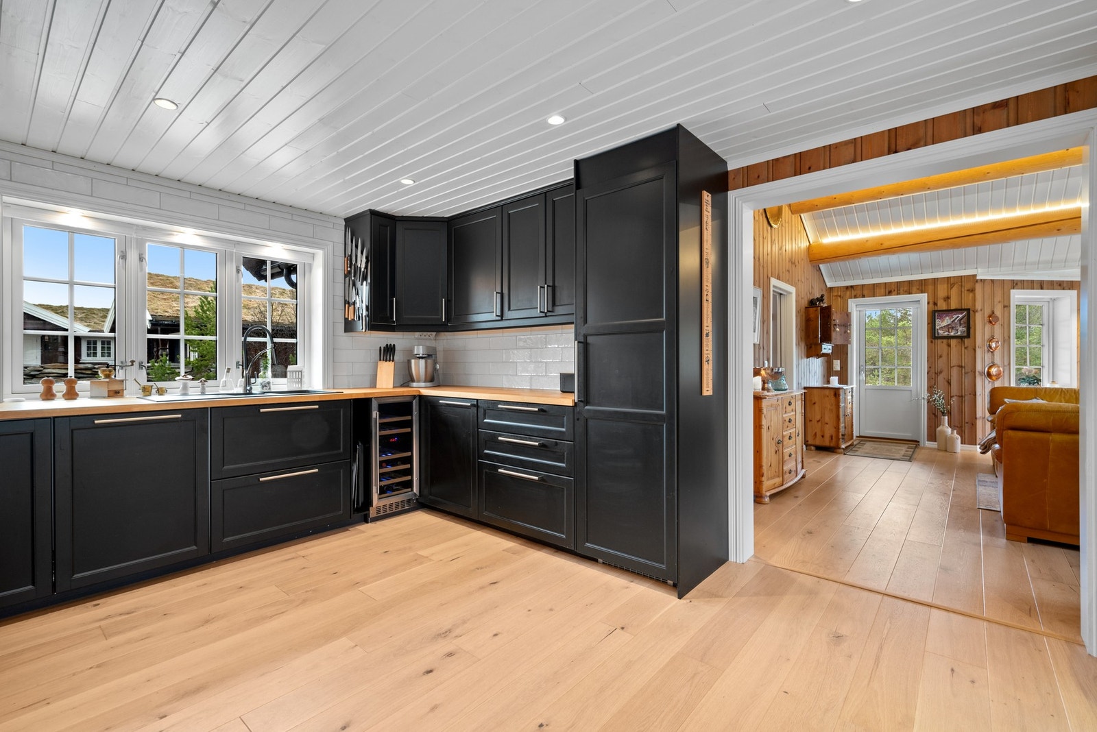 Fra stua kommer man inn til spisestue og kjøkken. Galleribilde