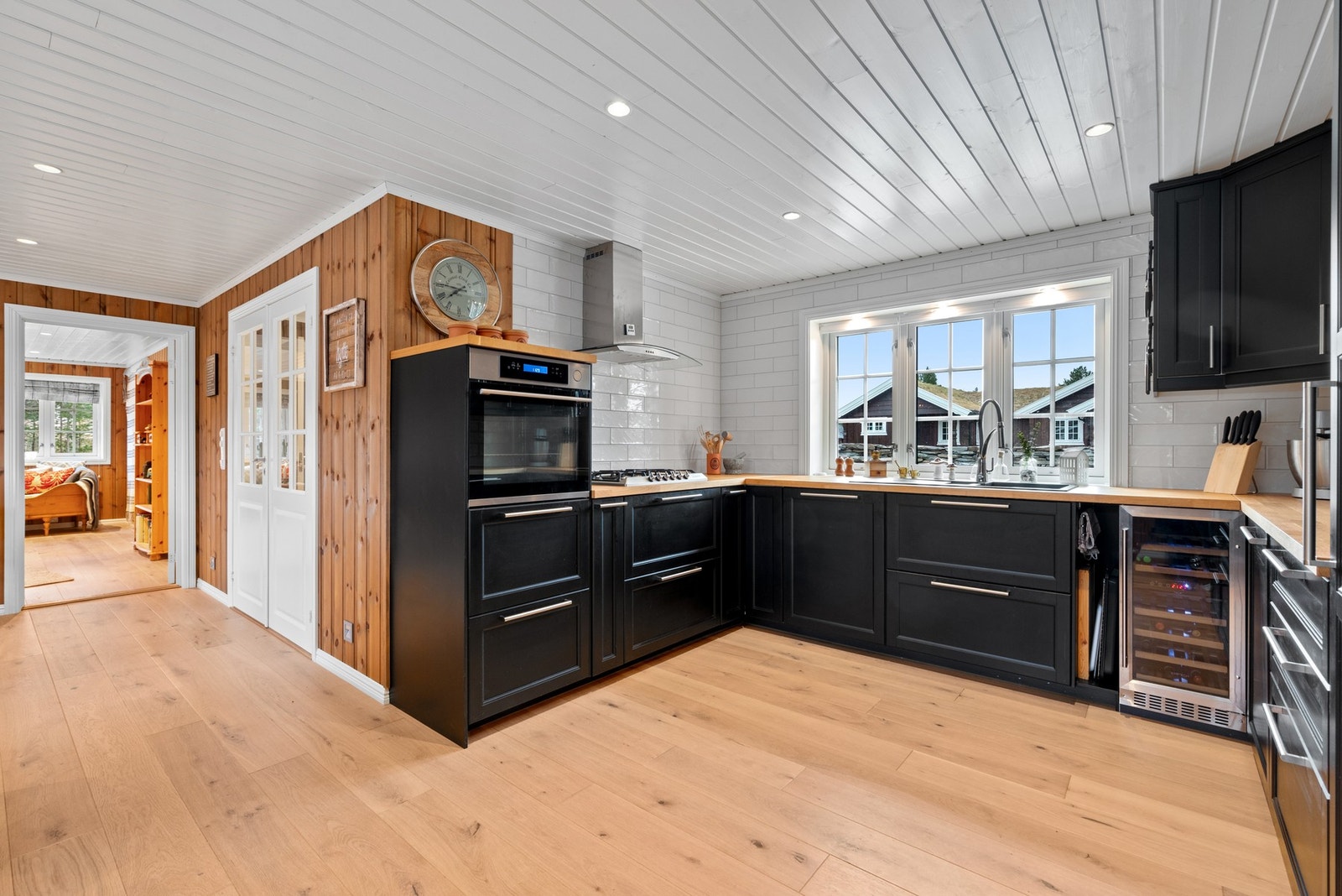 Pent kjøkken med mye oppbevaringsplass. Galleribilde