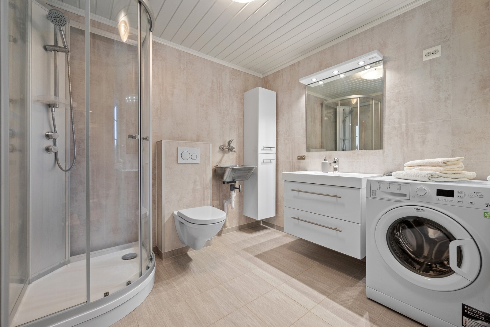 Innbydende bad på 6m² med flislagt gulv. Opplegg for vaskemaskin. Galleribilde