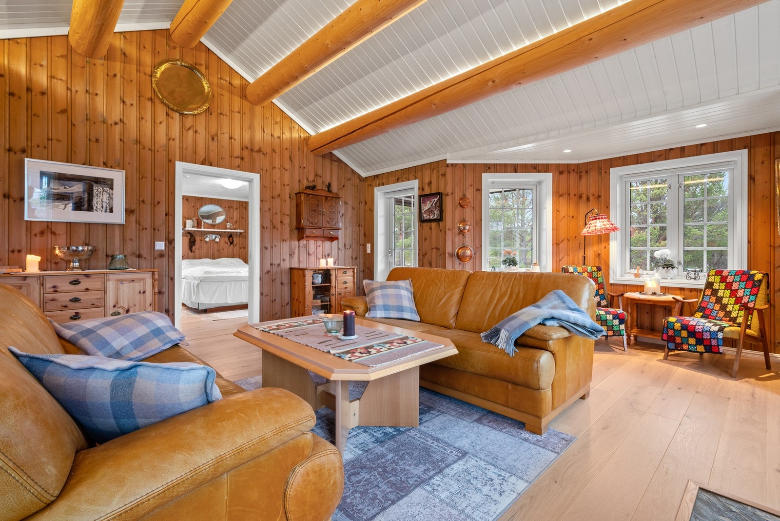 Stua utgjør 31,5m² og har god takhøyde. Galleribilde