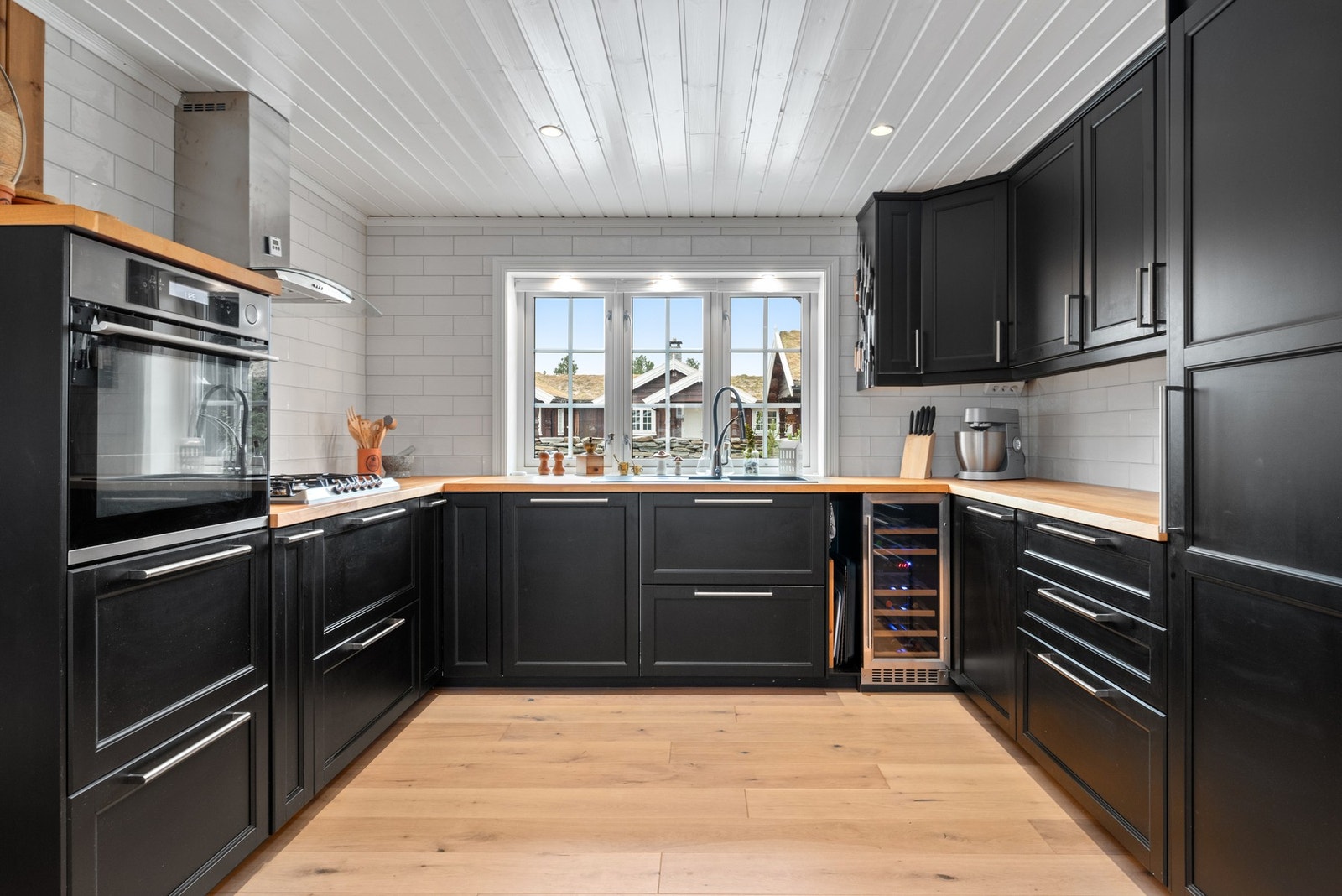 Her er det flis på vegger og skap med profilerte fronter. Galleribilde