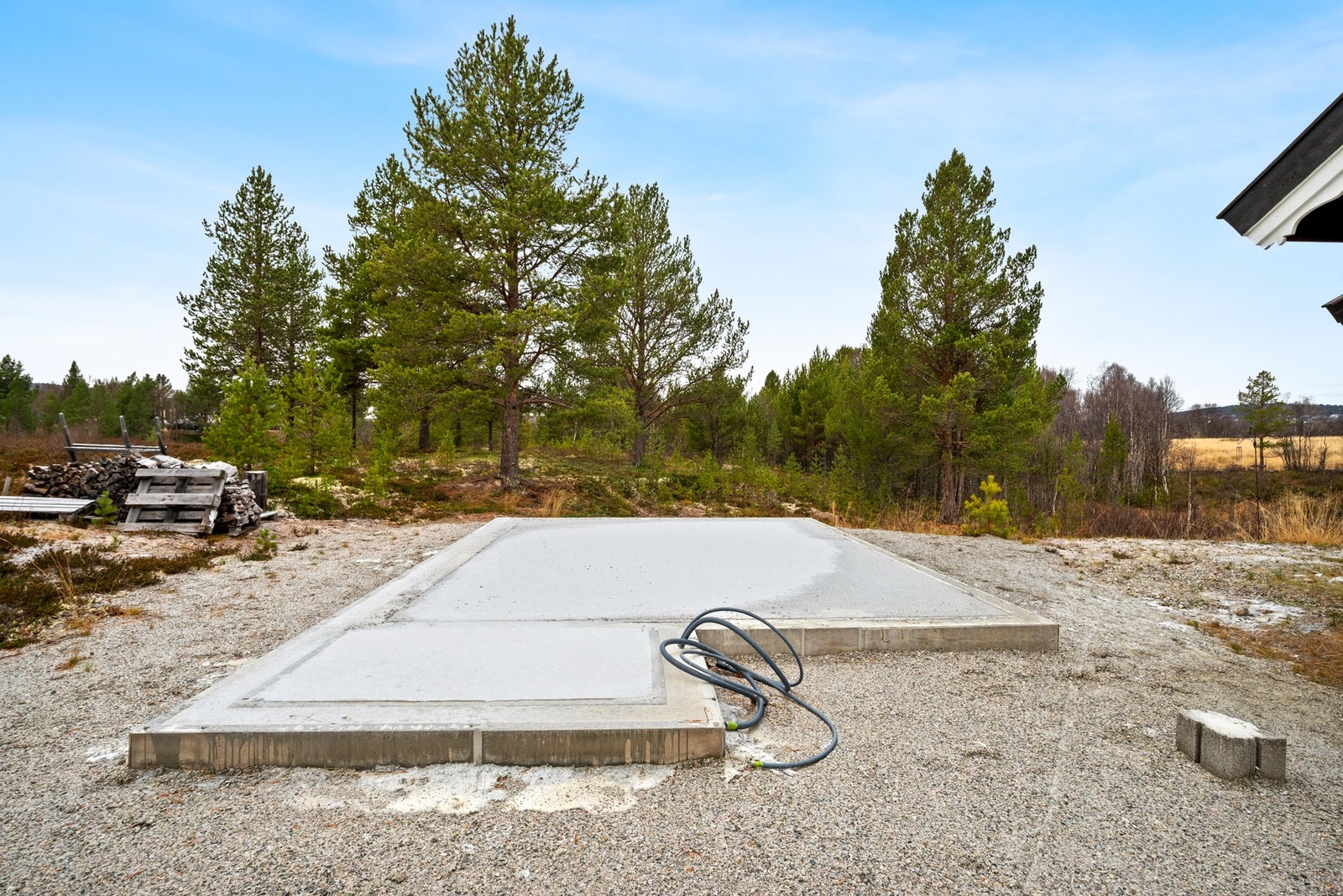 Det er satt opp fundament til bod. Boden er ferdigprodusert av samme leverandør som hytta, men ikke satt opp. Galleribilde