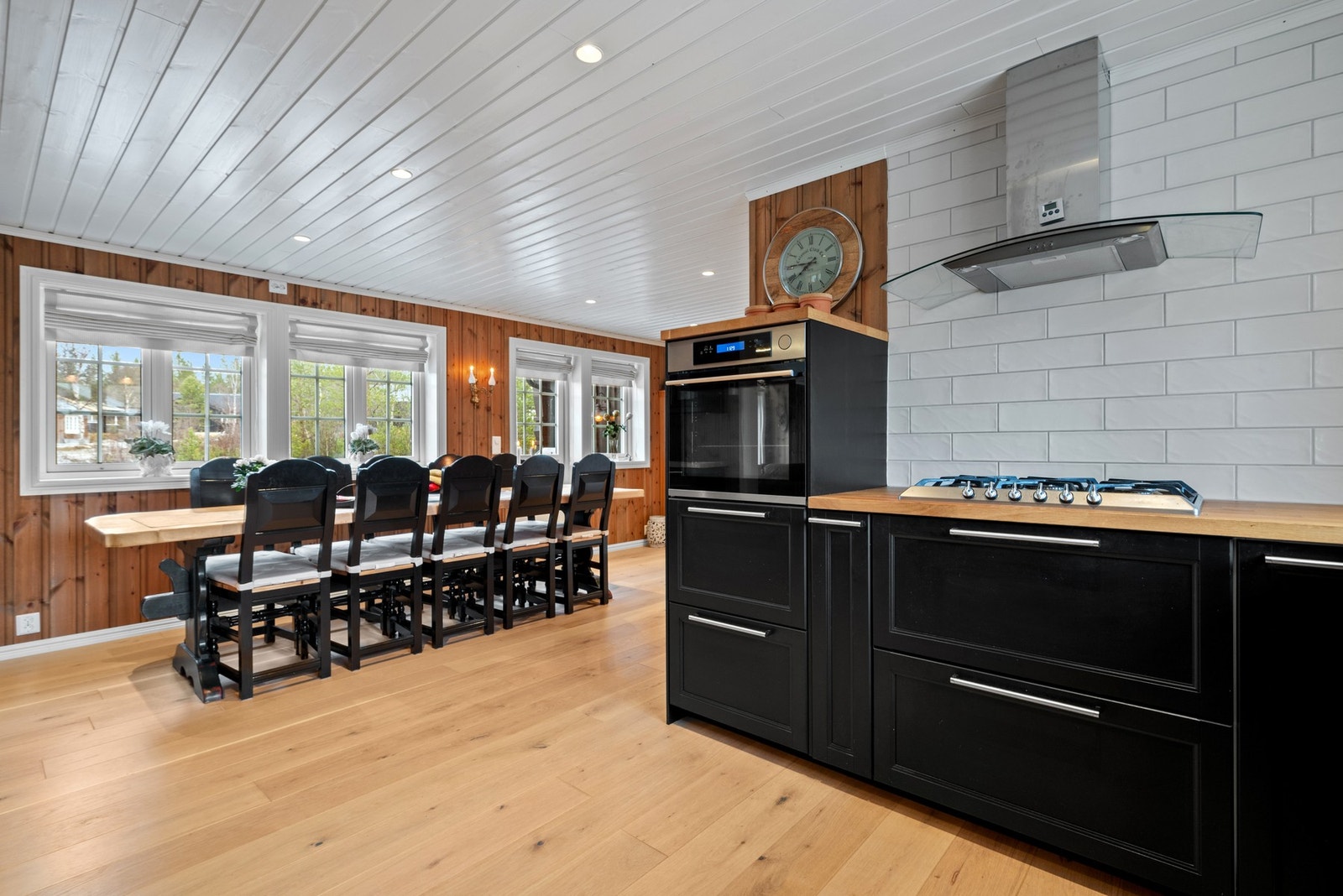 Godt med plass til stor spisegruppe i spisestuen. Galleribilde