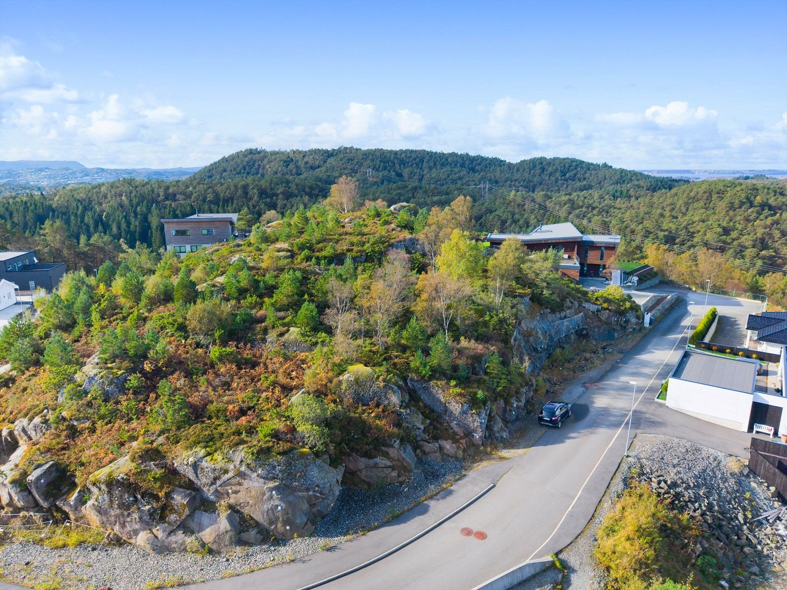 Det er lagt opp til parkering på tomt med garasje/carport i den østlige delen av tomten. Galleribilde