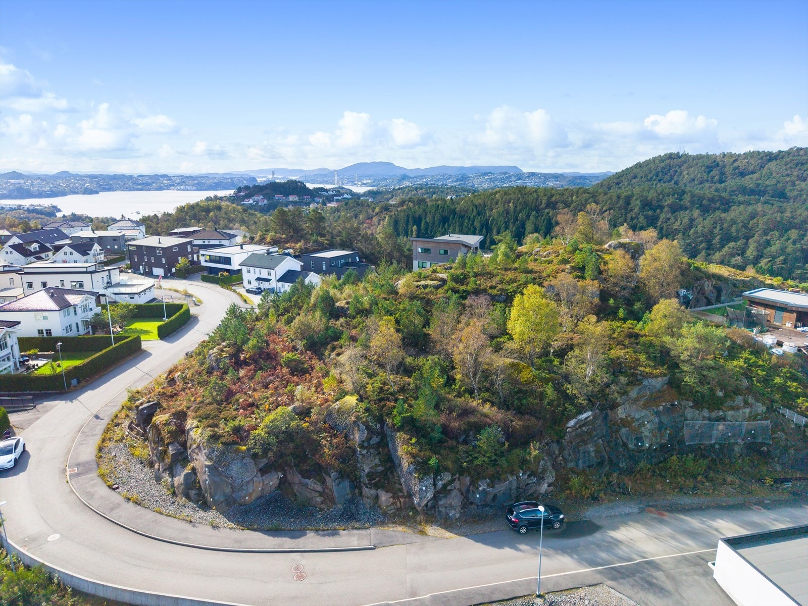 Huset som er tegnet inn på eiendommen passer fint inn i terrenget. Arealet er godt utnyttet og den ekstra takhøyden gjør det luftig. Galleribilde