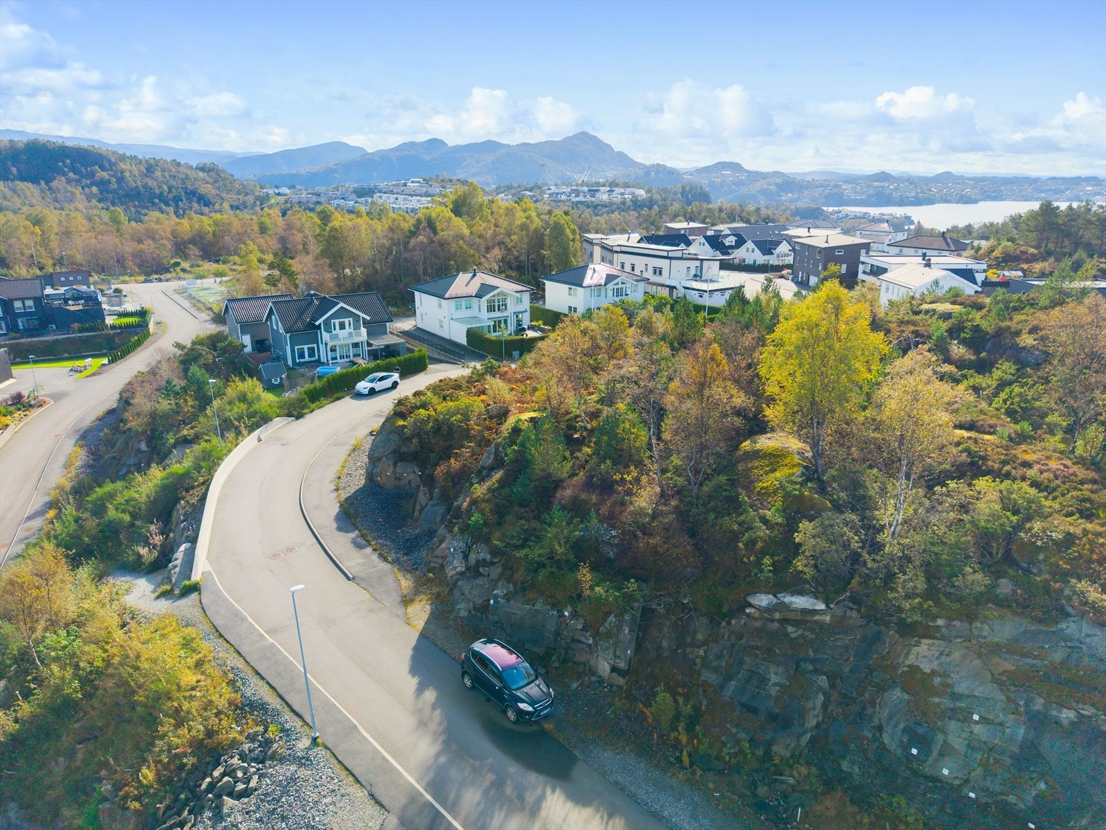 Tomten er skrånende mot nord, ned mot opparbeidede fellesveien. Galleribilde
