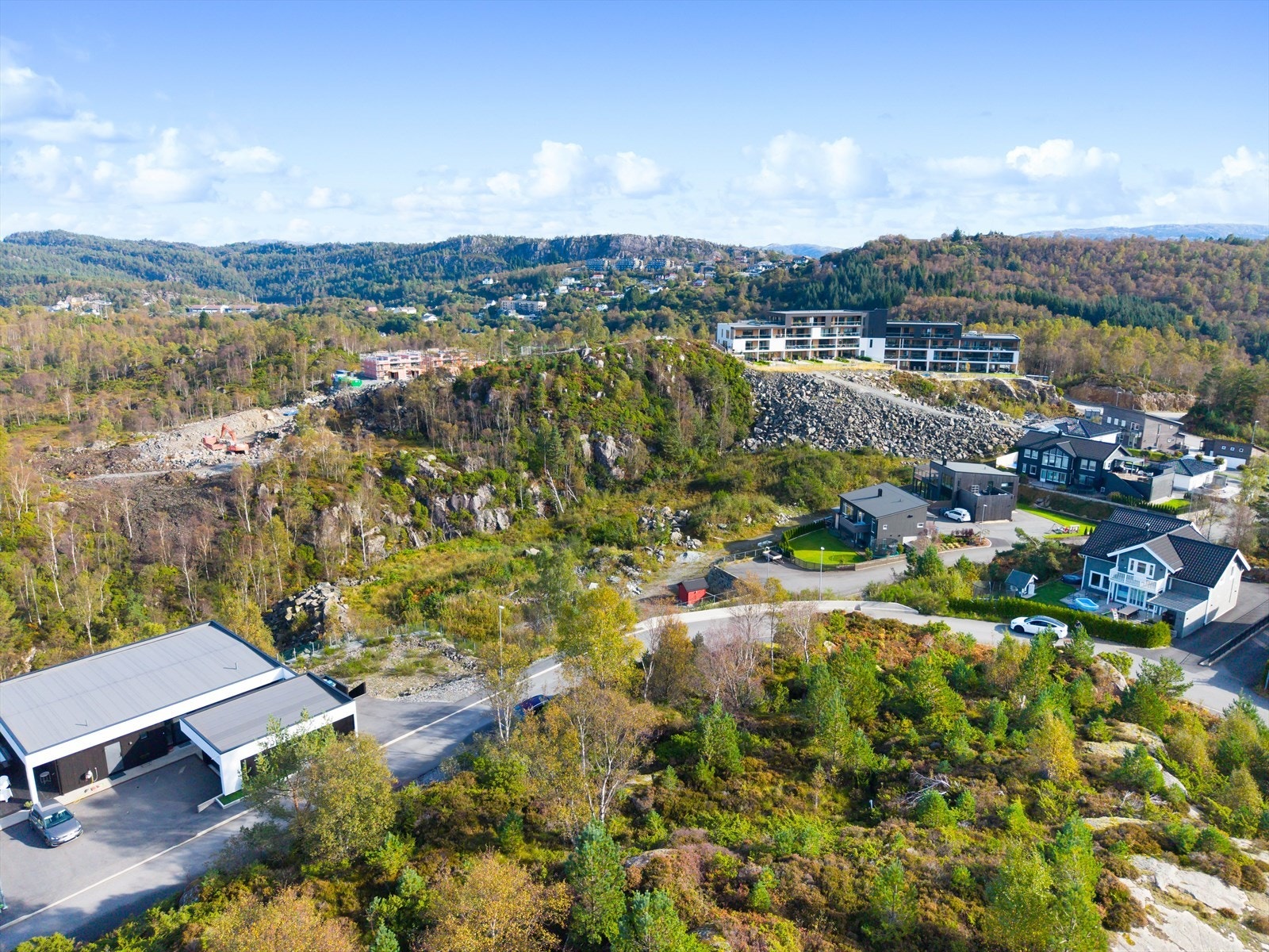 Lønvarden ligger meget solrikt til på en høyde. Denne tomten er en av de høyest beliggende. Galleribilde