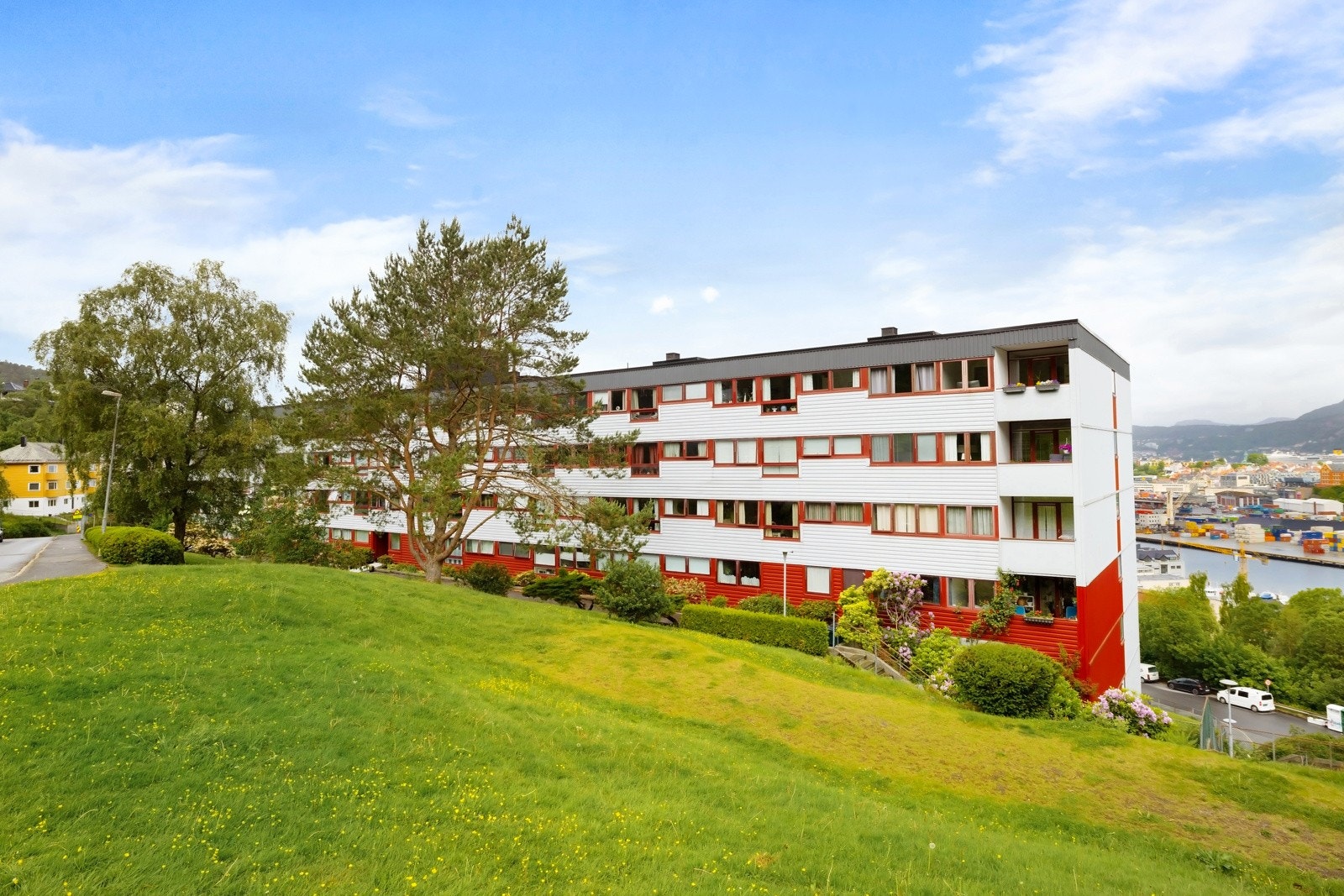Borettslaget har store og fine grøntområder Galleribilde
