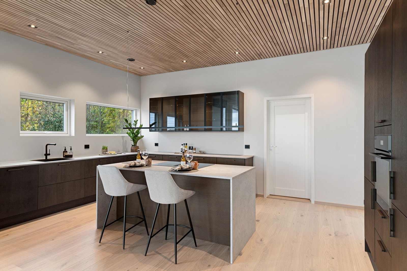 Alle hvitevarene på kjøkken er fra AEG - Det er også innfelt stikkontakt med USB i kjøkkenøyen Galleribilde